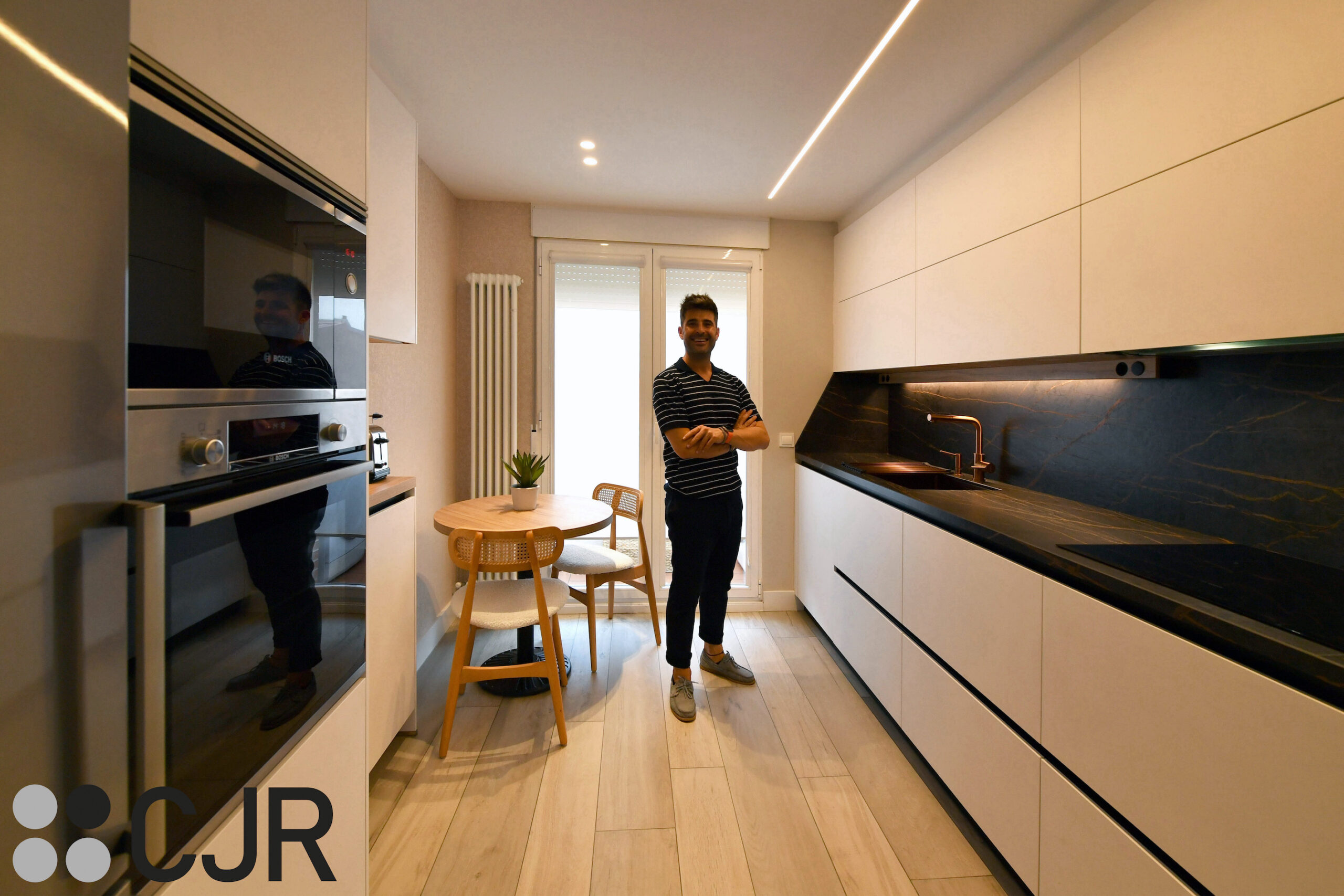 Cocina en paralelo madera y blanca con mesa CJR | Cocinas CJR Santos