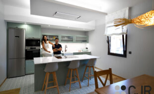 daniel colino y estela rodriguez en cocina rustica blanca y verde con isla y mesa cocinas cjr
