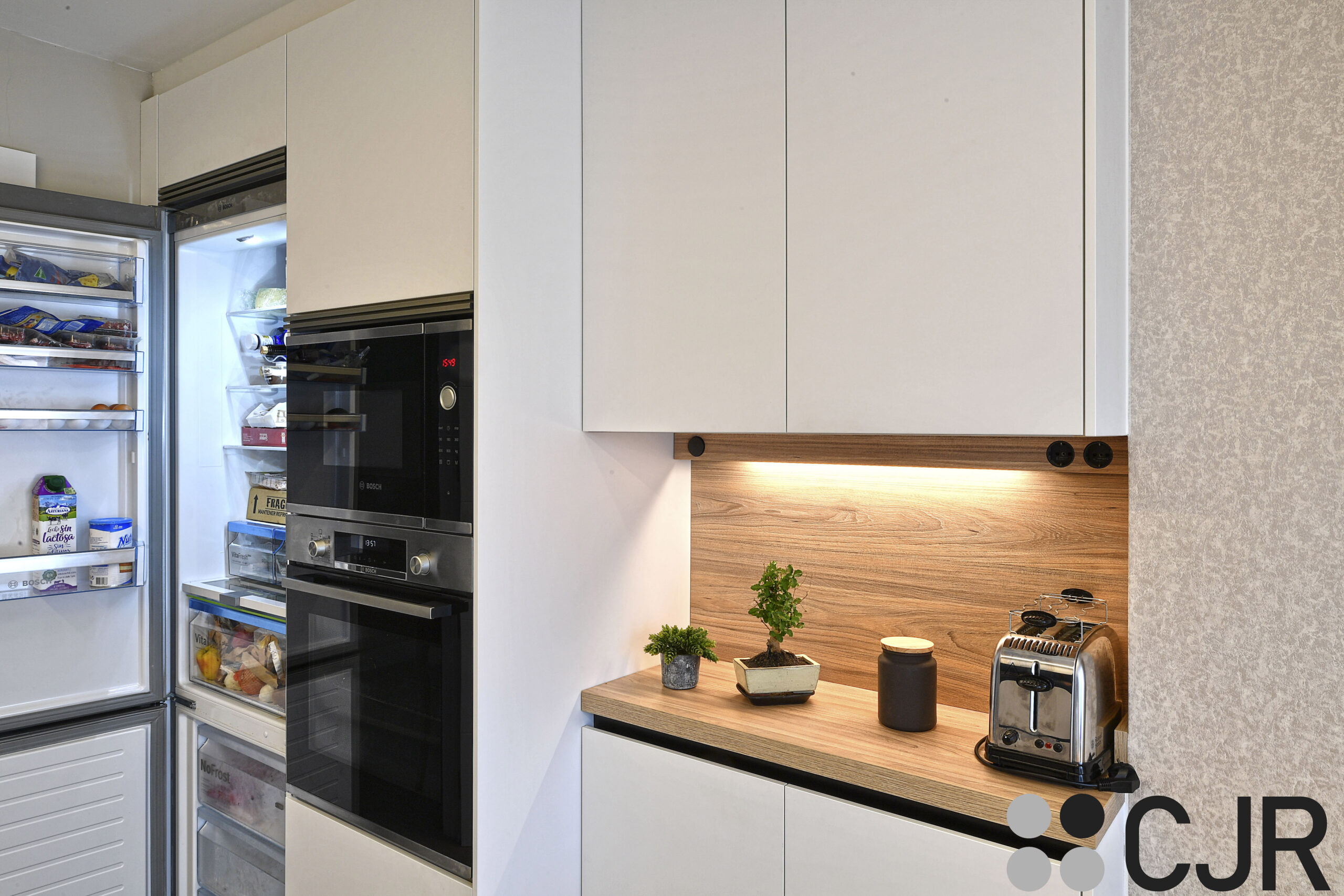 frigorifico de bosch amplio en cocina blanca y madera ne dos frentes cocinas cjr
