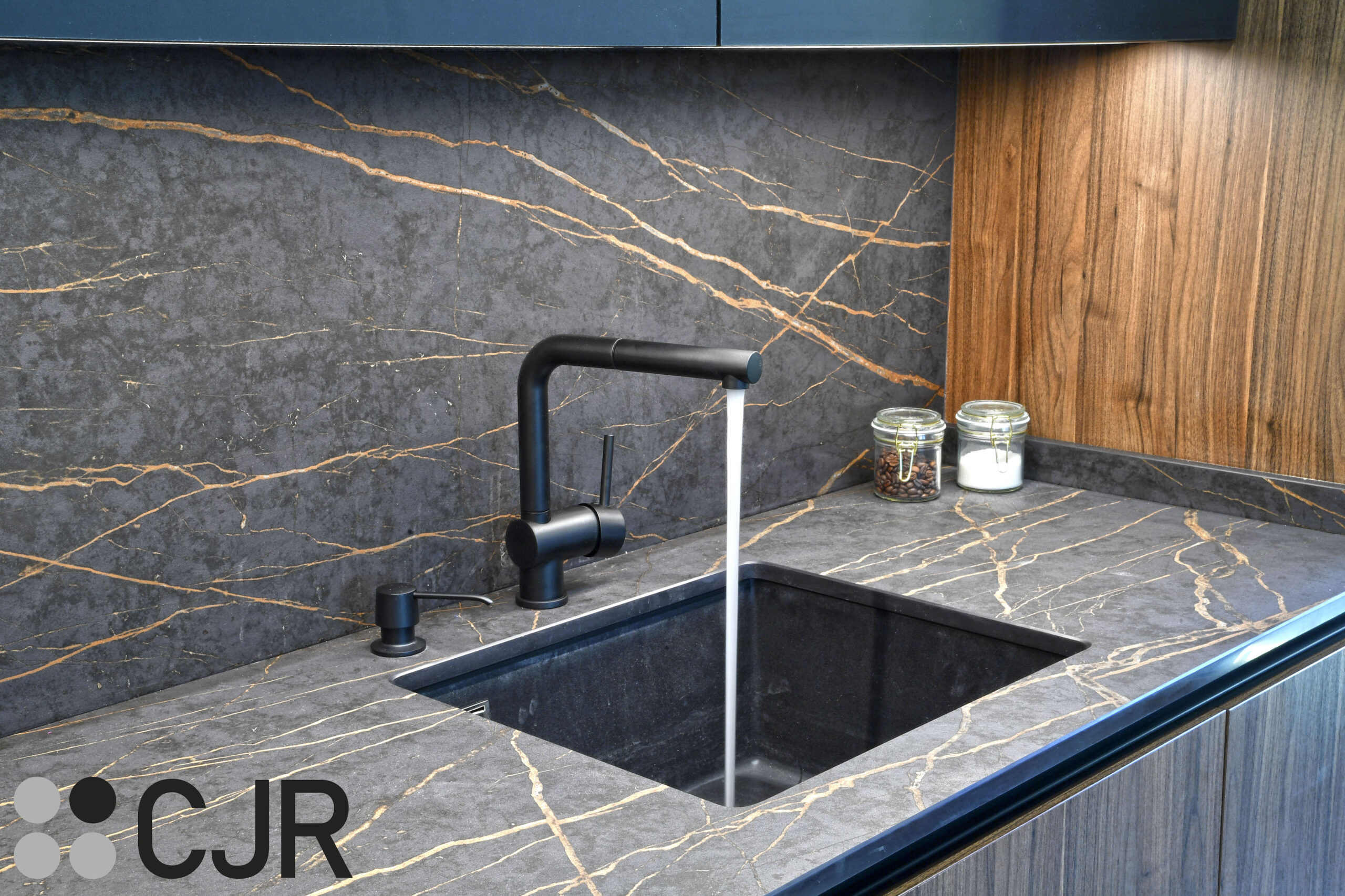 grifo extraible en negro en cocina madera y negra con encimera dekton laurent cocinas cjr