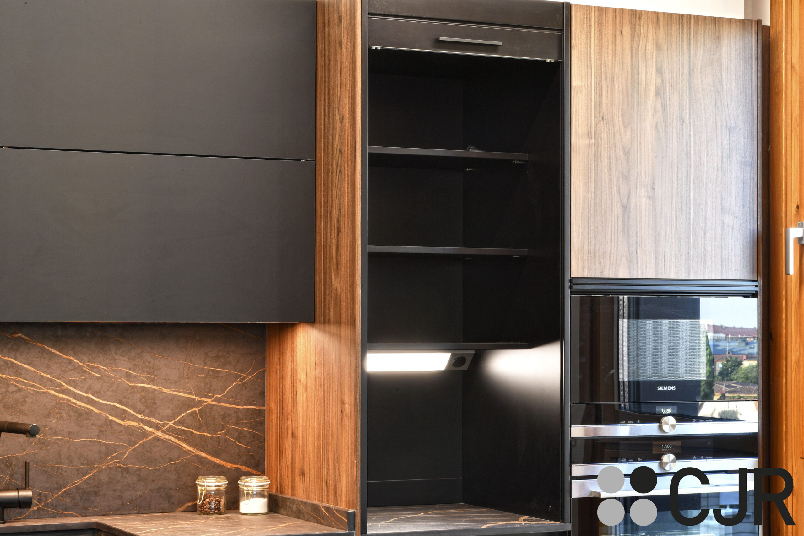mueble persiana de cocina con iluminacion en cocina negra y madera cocinas cjr