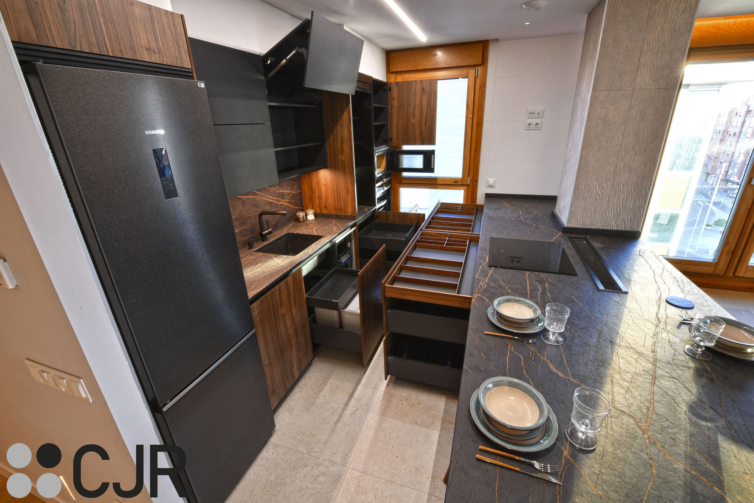 muebles bajos de cocina en madera y negro cocina abierta cocinas cjr
