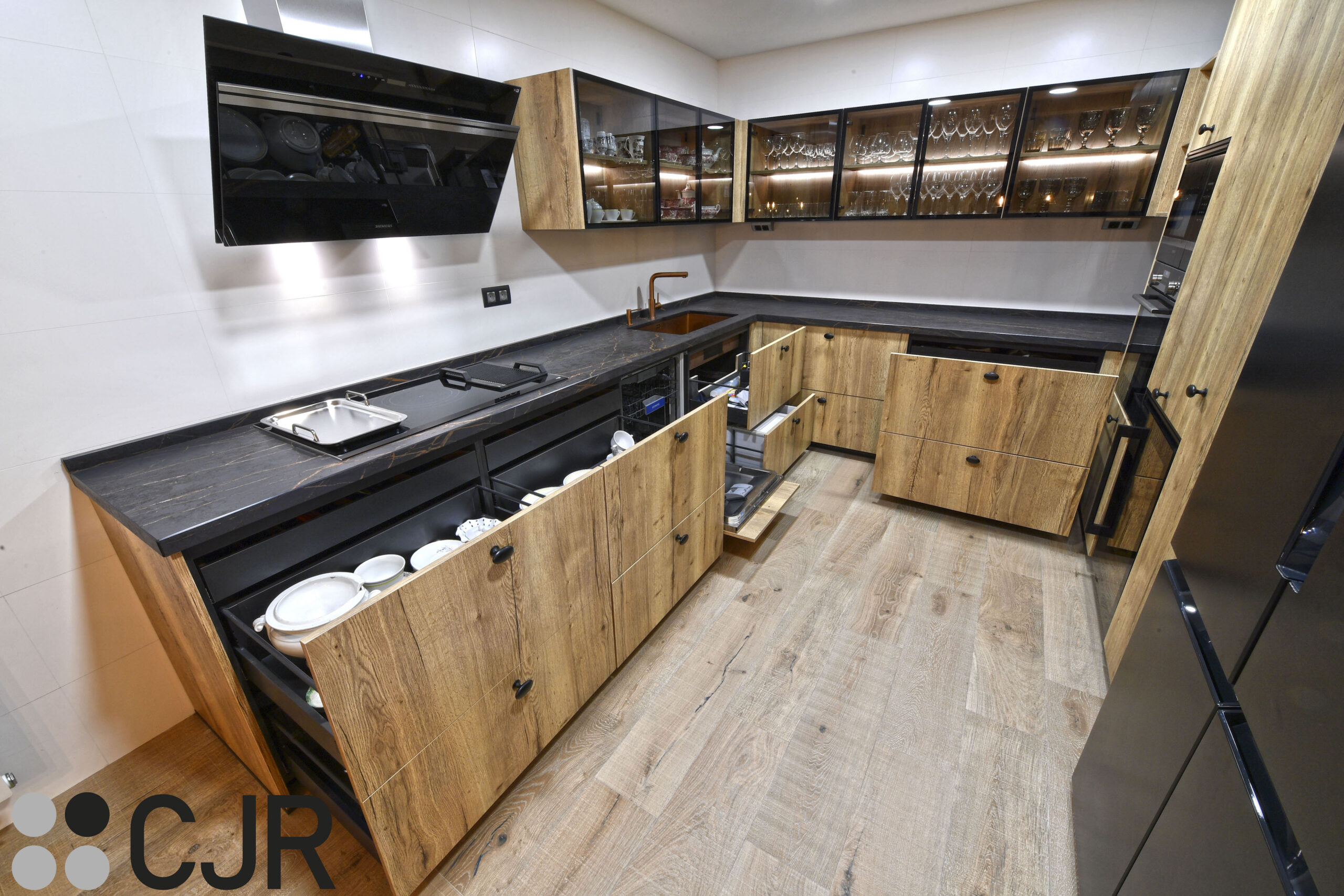 almacenamiento en cocina abierta en madera y negro cocinas cjr