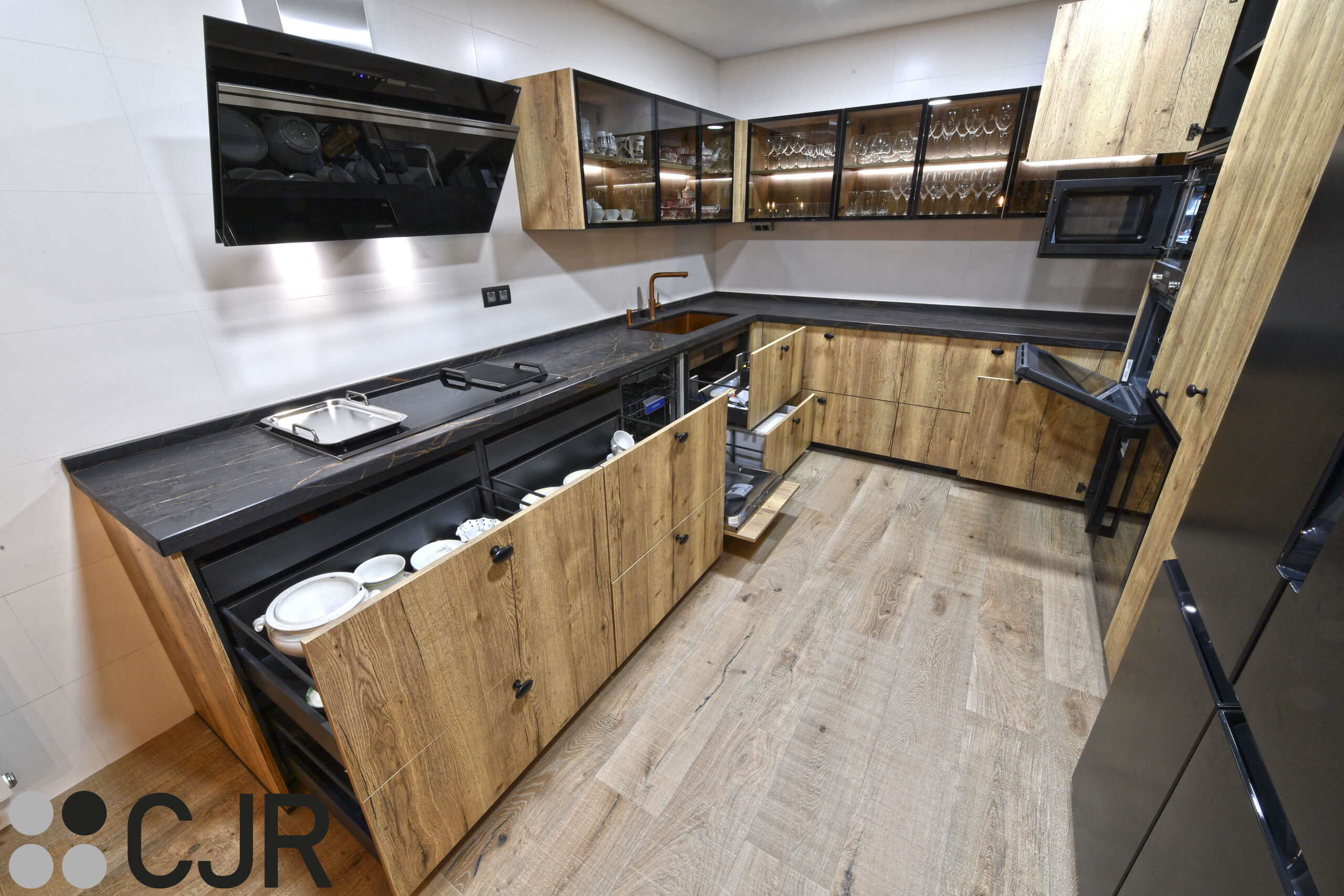 aprovechar almacenamiento de cocina abierta en negro y madera cocinas cjr