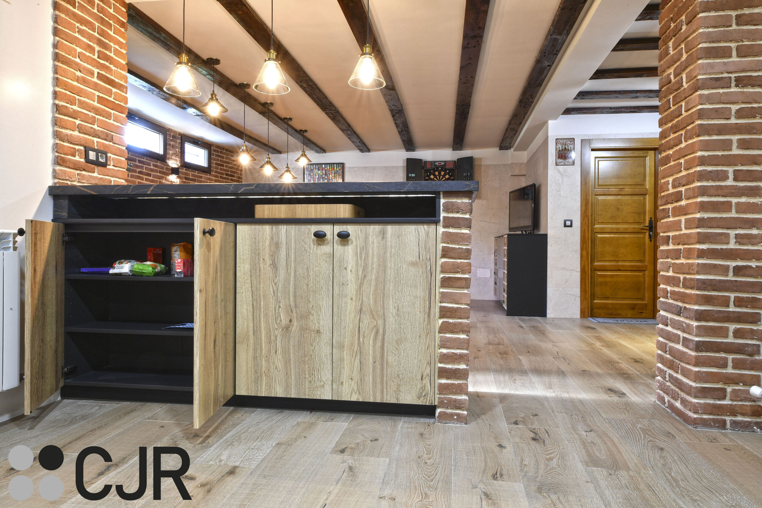 barra de cocina con mueble en madera y en negro cocinas cjr