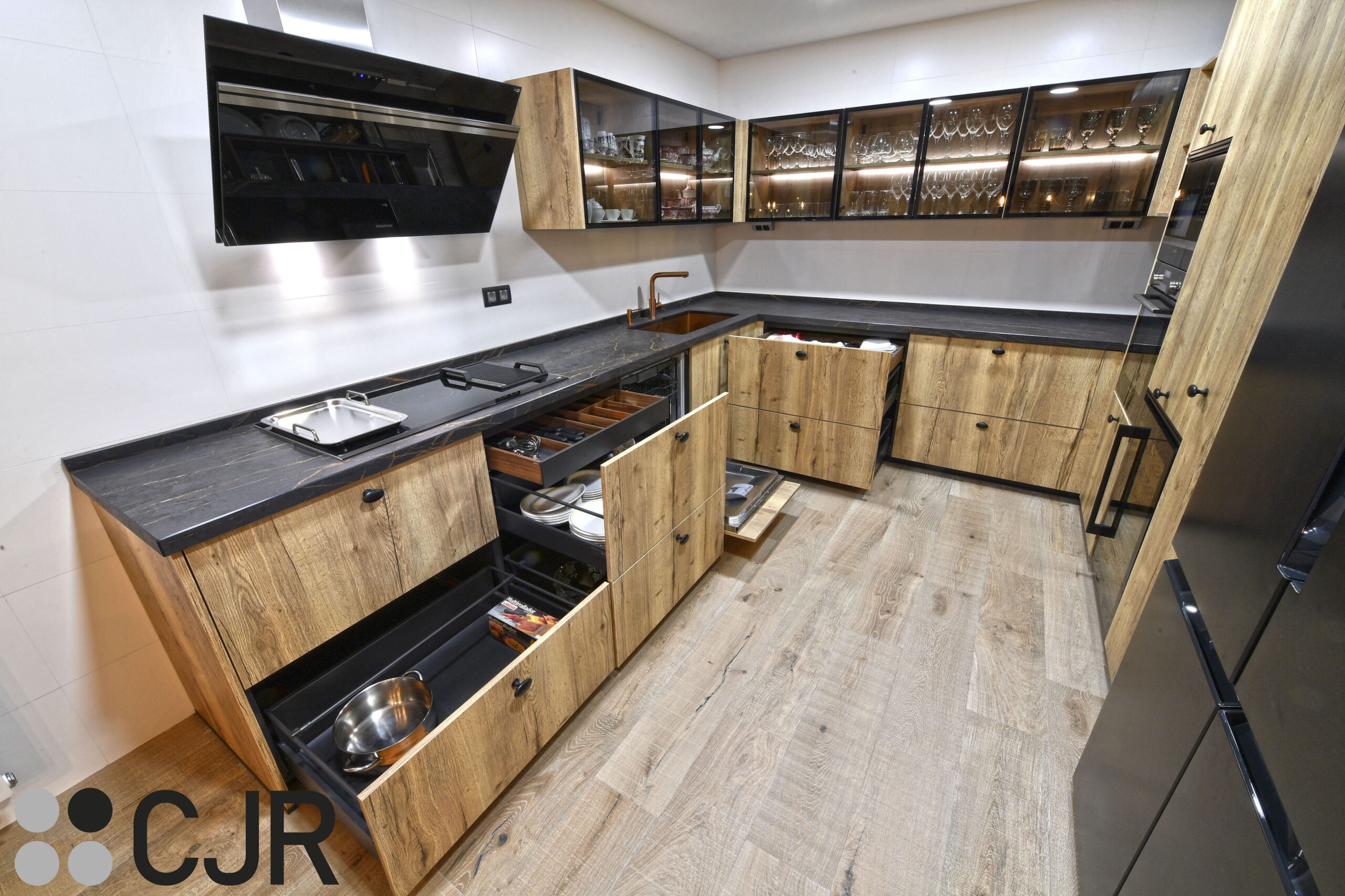 muebles bajos de cocina grandes en madera y negro cocinas cjr