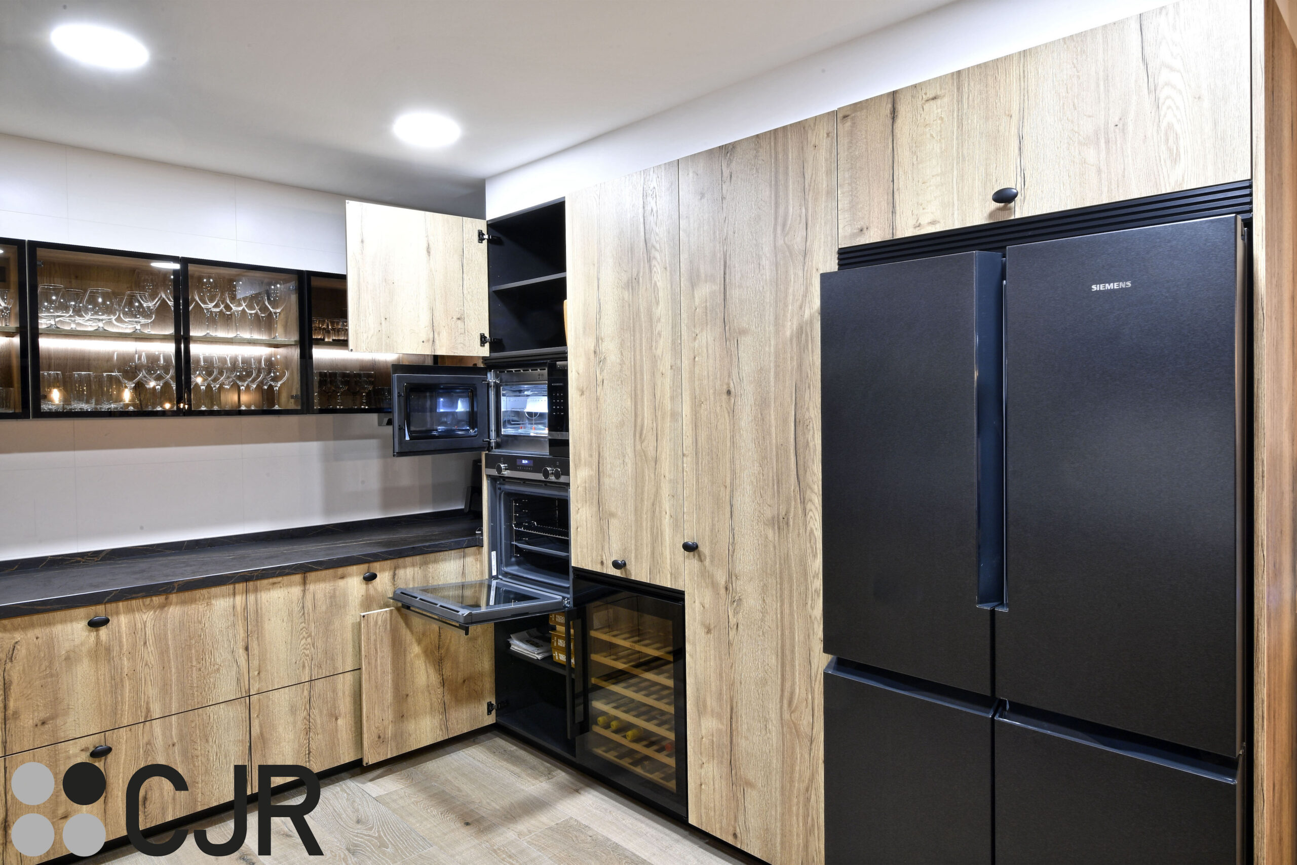torre de horno y microondas en negro con muebles de cocina en madera cocinas cjr