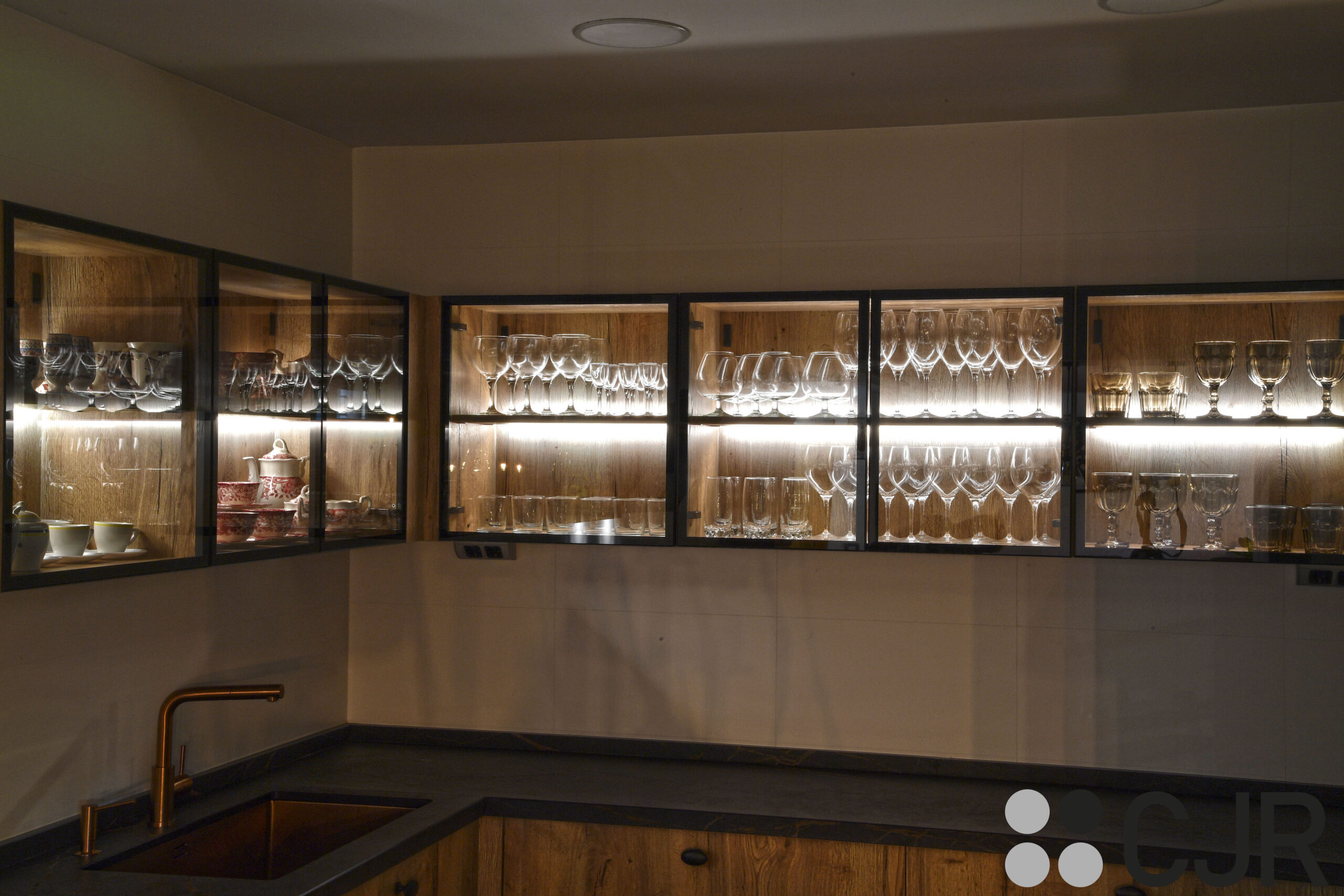 vitrinas iluminadas con cristal ahumado en en cocina rustica madera y negra cocinas cjr