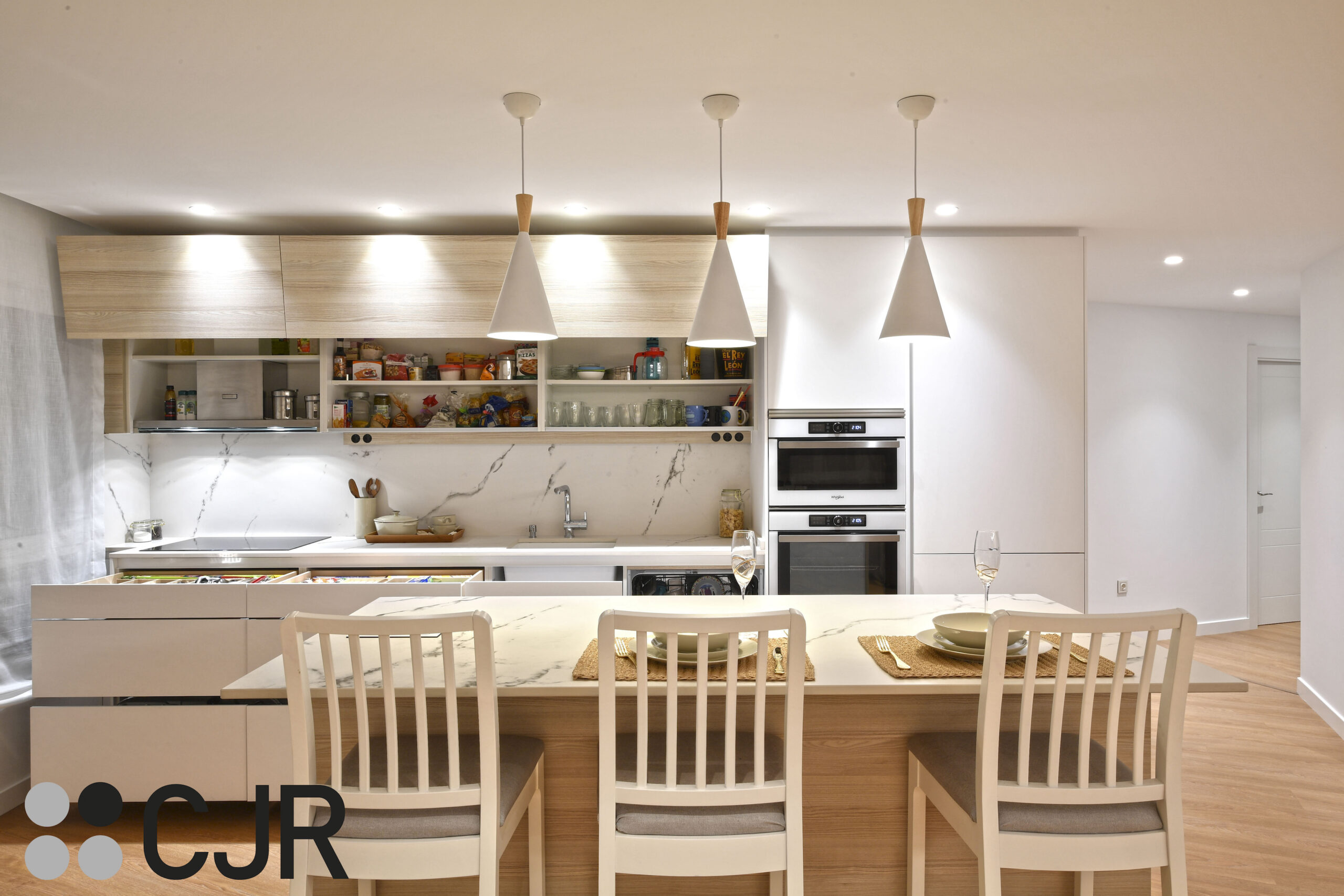 Cocina nordica madera y blanca abierta con isla CJR