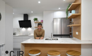 DANIEL COLINO EN cocina blanca y madera moderna con peninsula y mesa cocinas cjr