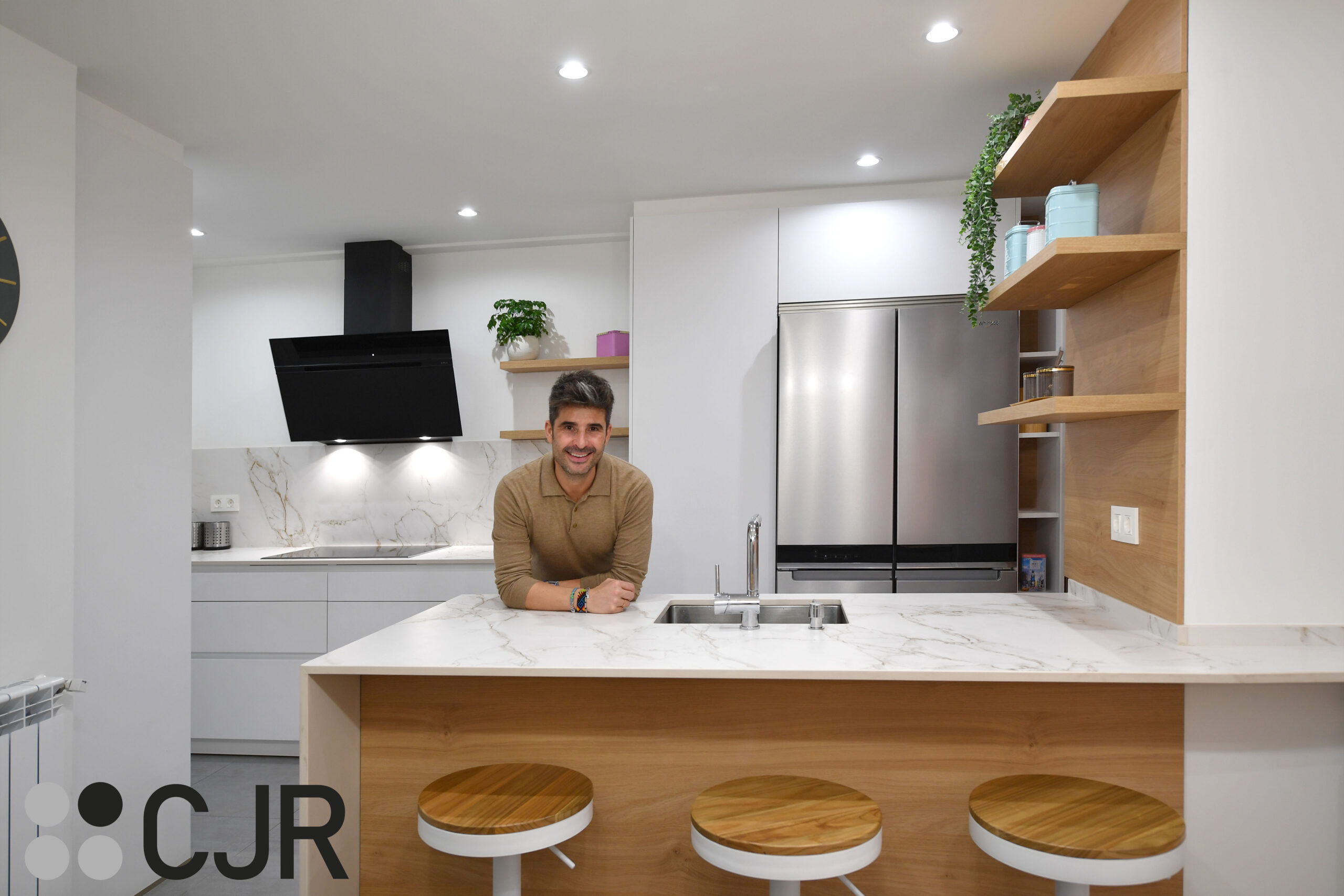 Cocina blanca y madera moderna con peninsula y mesa CJR | Cocinas CJR ...