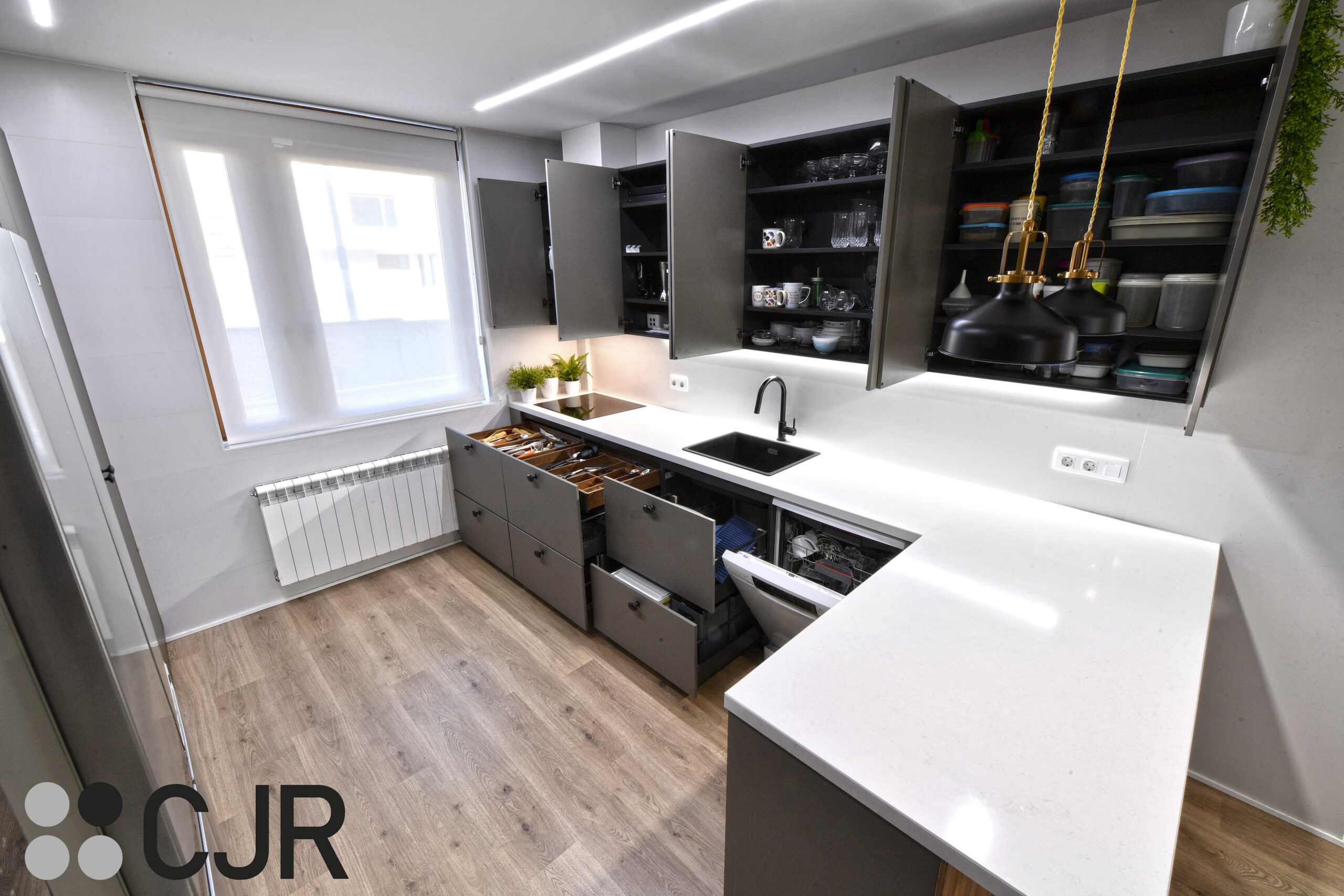 almacenamiento de cocina gris y madera con encimera silestone miami vena cocinas cjr