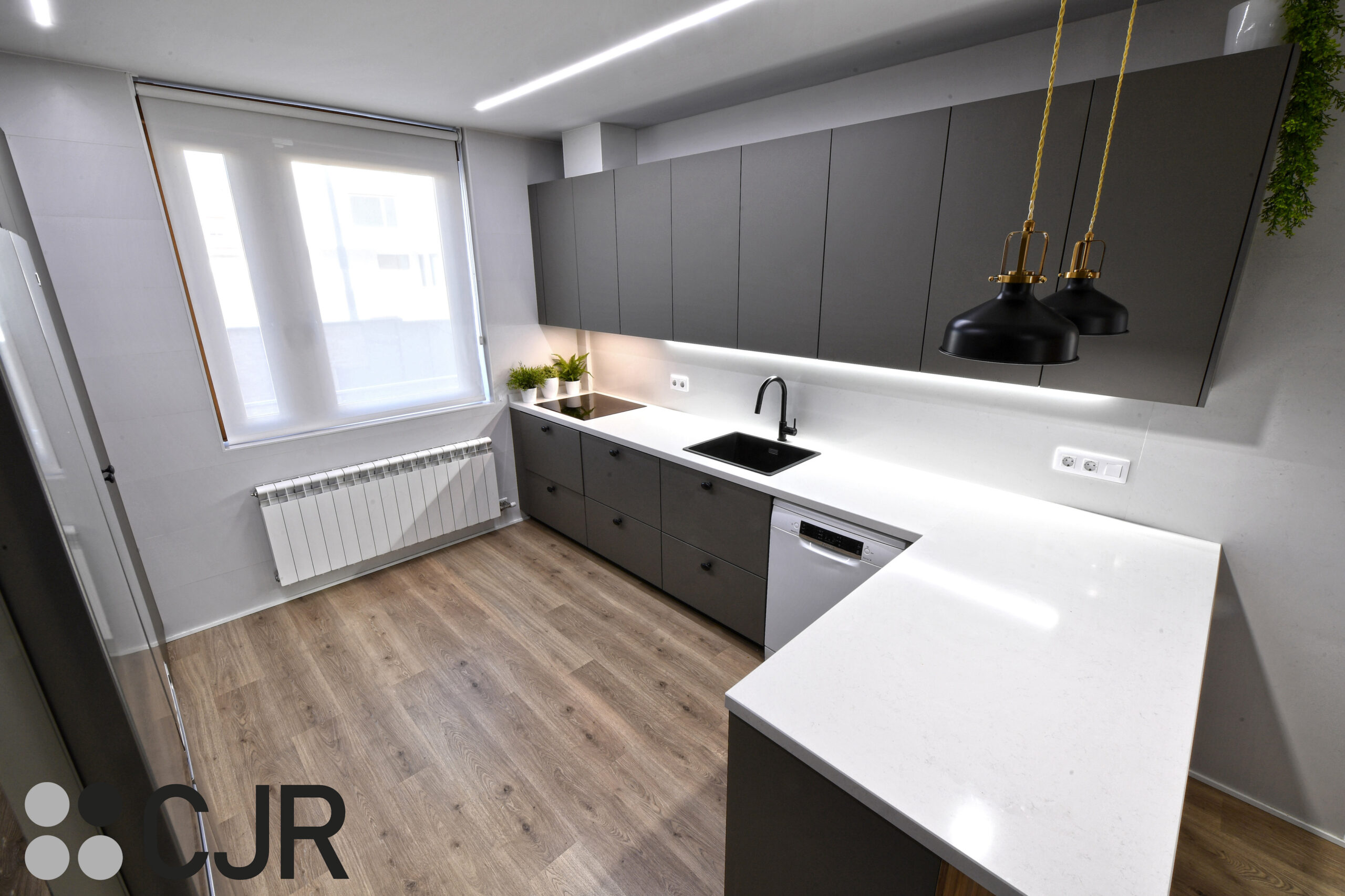 cocina en forma de L gris y silestone miami vena cocinas cjr