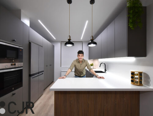 daniel colino en Cocinas GRISES y MADERA Modernas con VITRINAS ILUMINADAS COCINAS CJR