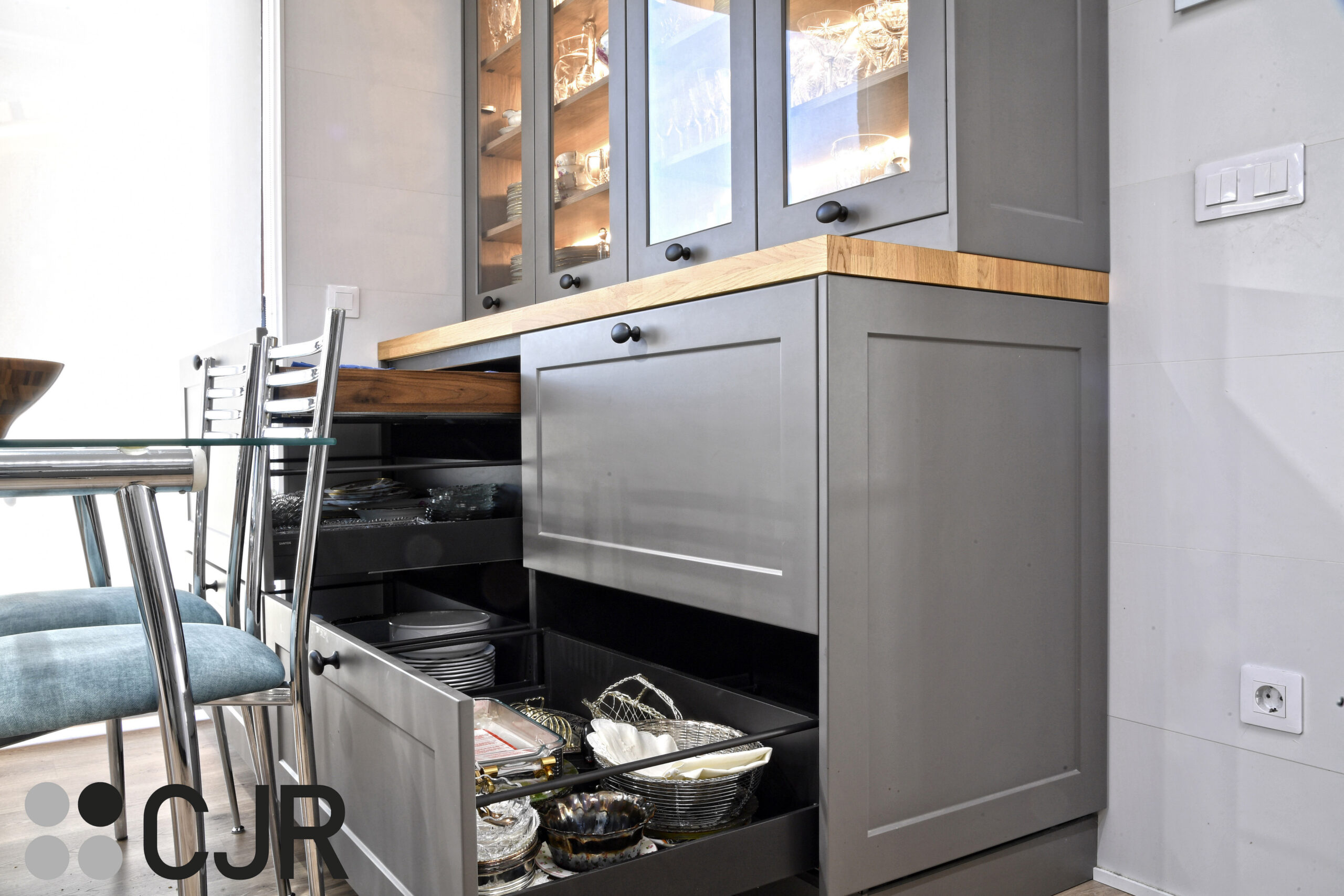desayunador de cocina gris y madera moderna con vitrinas iluminadas cocinas cjr