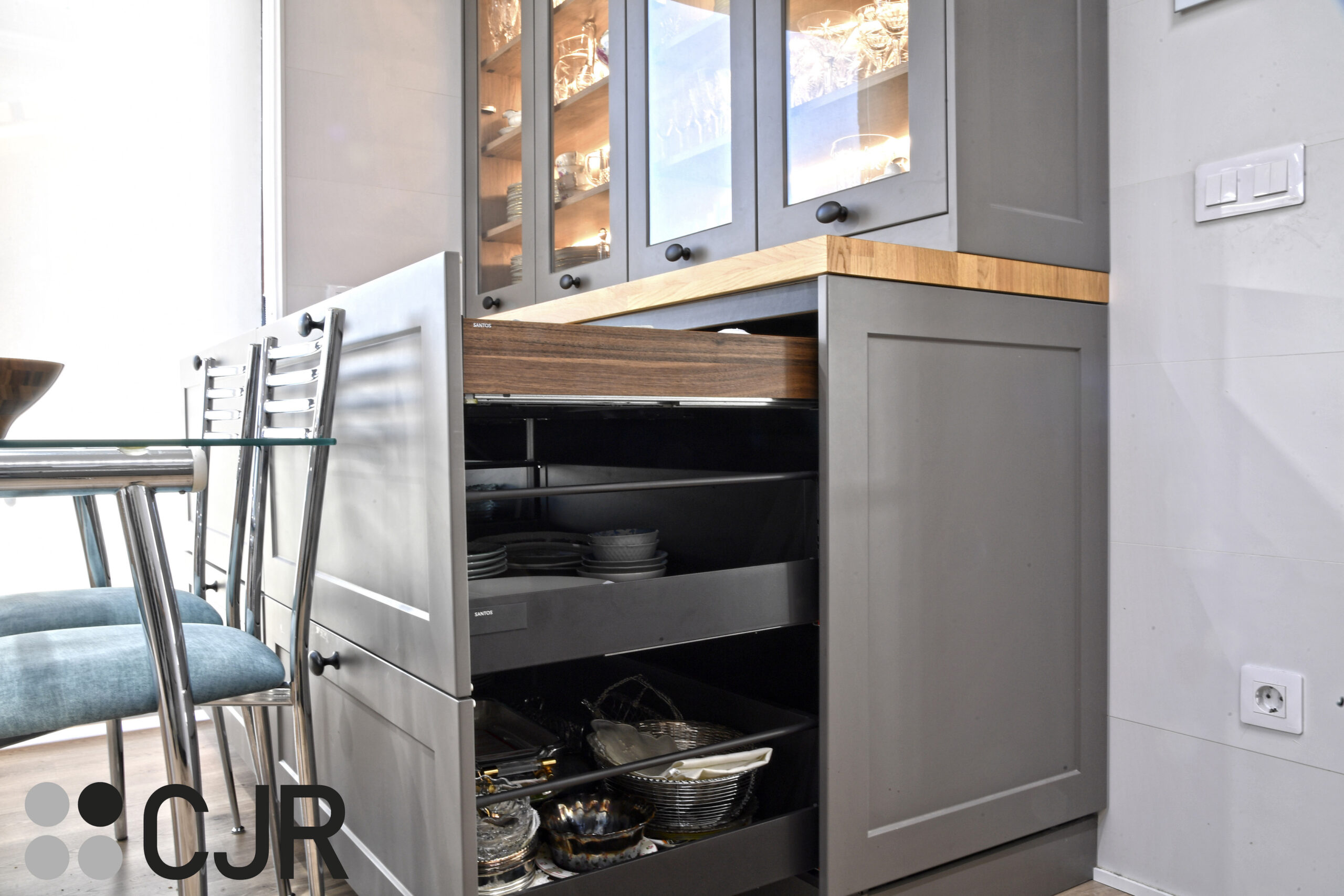 desayunador de cocinas grises y madera modernas con vitrina iluminadas cocinas cjr
