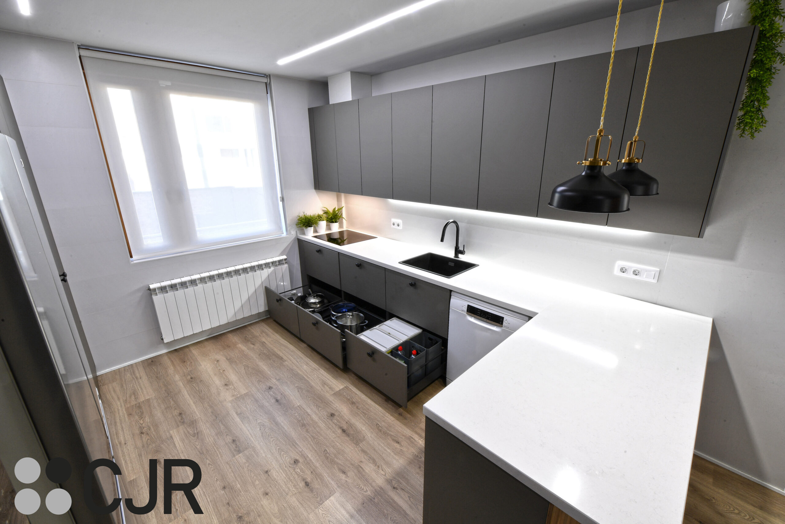 muebles bajos de cocina en cocina gris y madera moderna con vitrinas iluminadas cocinas cjr
