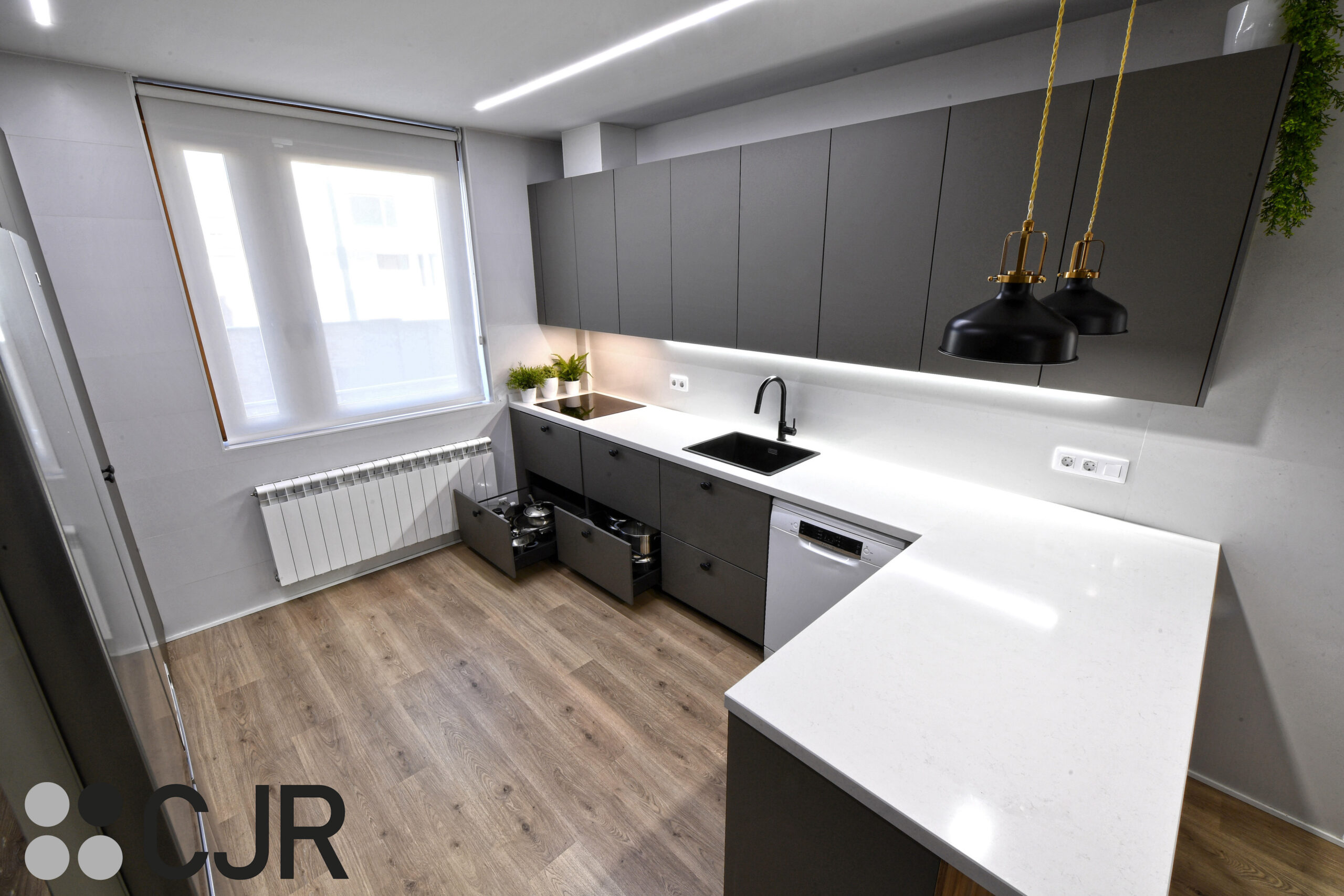 muebles bajos de cocina gris y madera moderna con vitrinas ilumminadas cocinas cjr