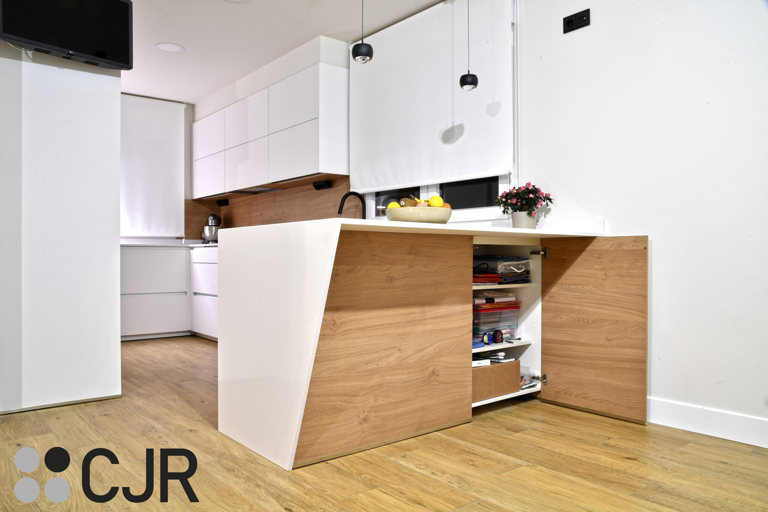 cocina blanca y madera abierta con peninsula y mueble rincon cocinas cjr