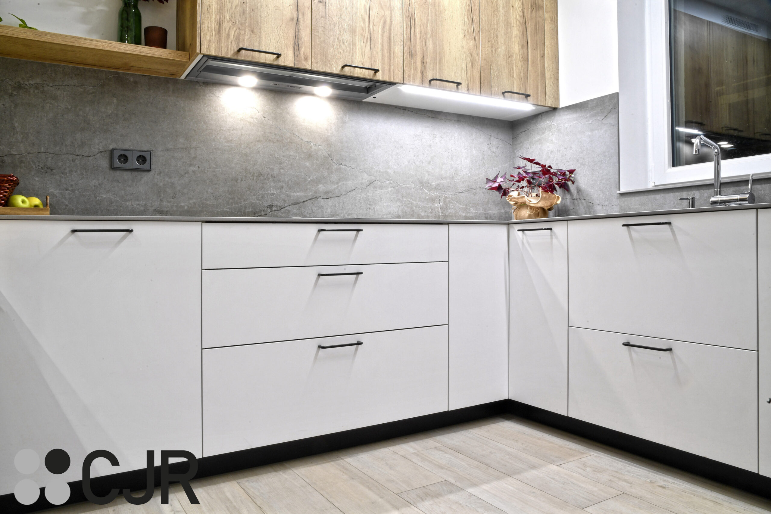 cocina blanca y madera en u cocinas cjr