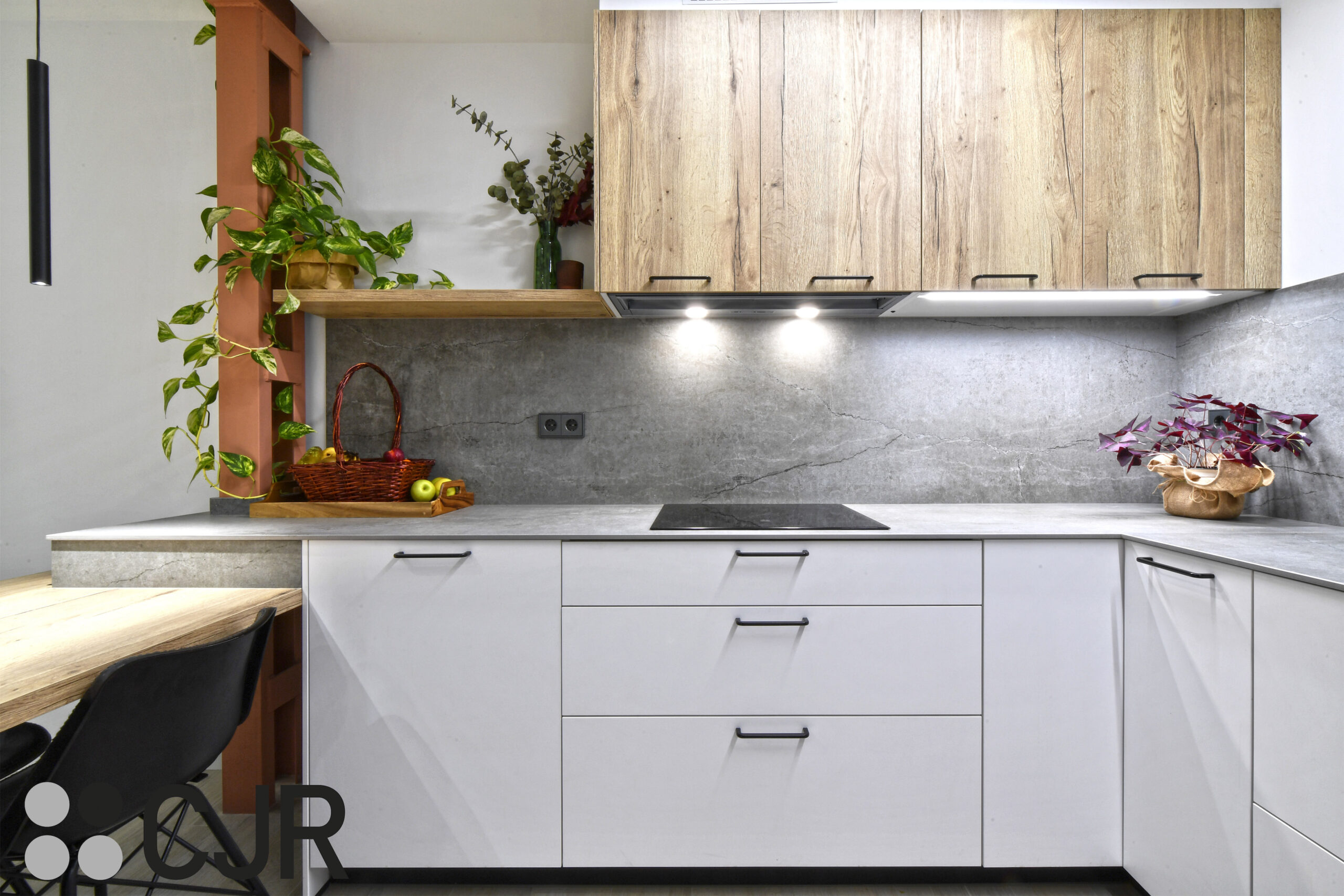 cocina blanca y madera en u con mesa cocinas cjr