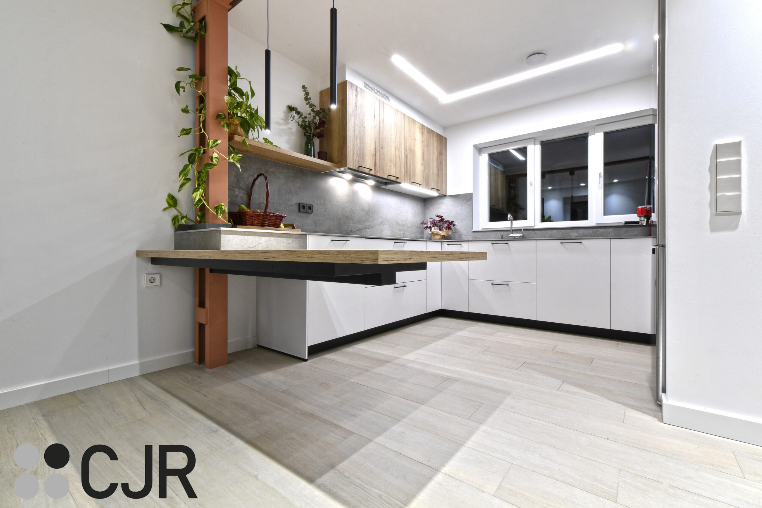 cocina con mesa blanca y madera en u cocinas cjr