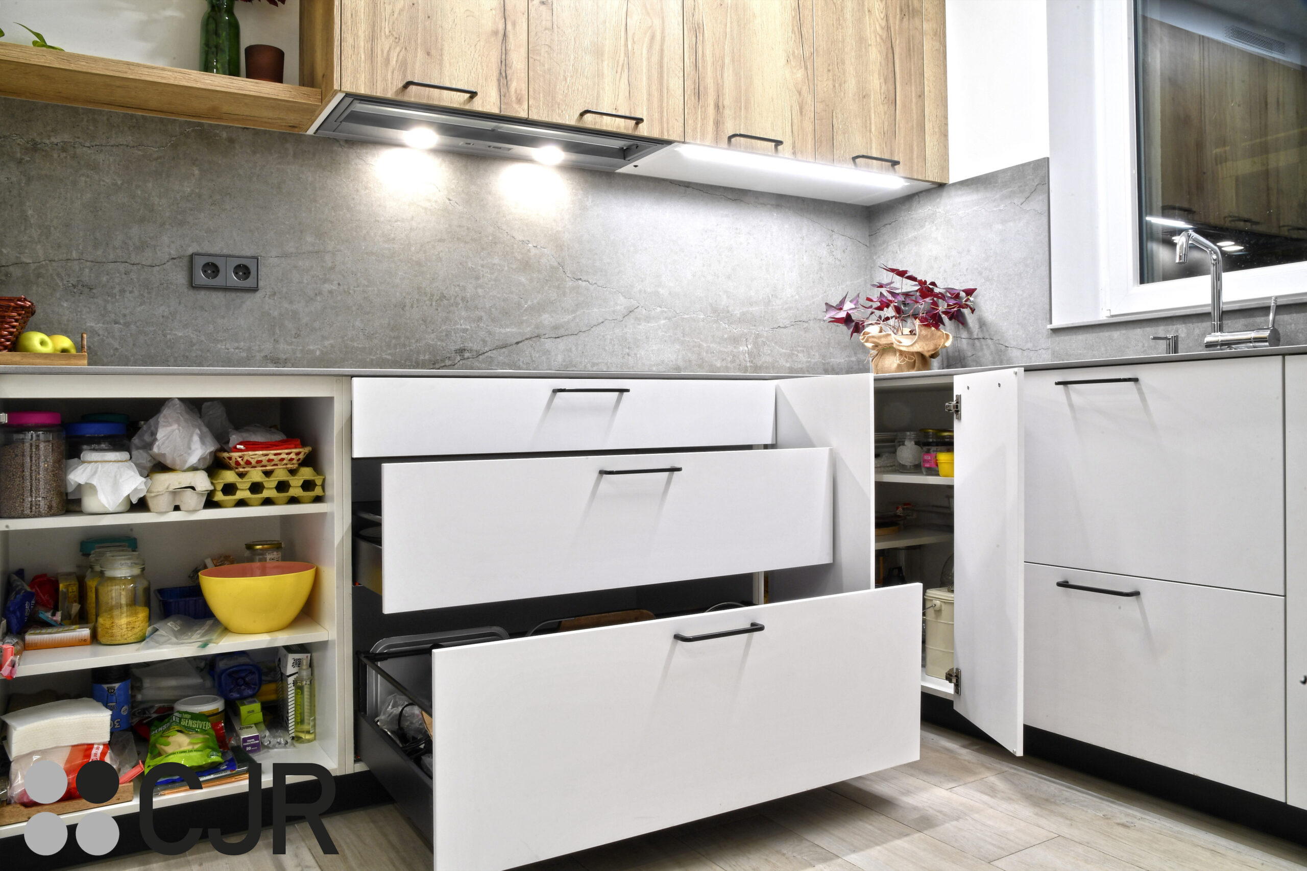 cocina madera y blanca en u cocinas cjr