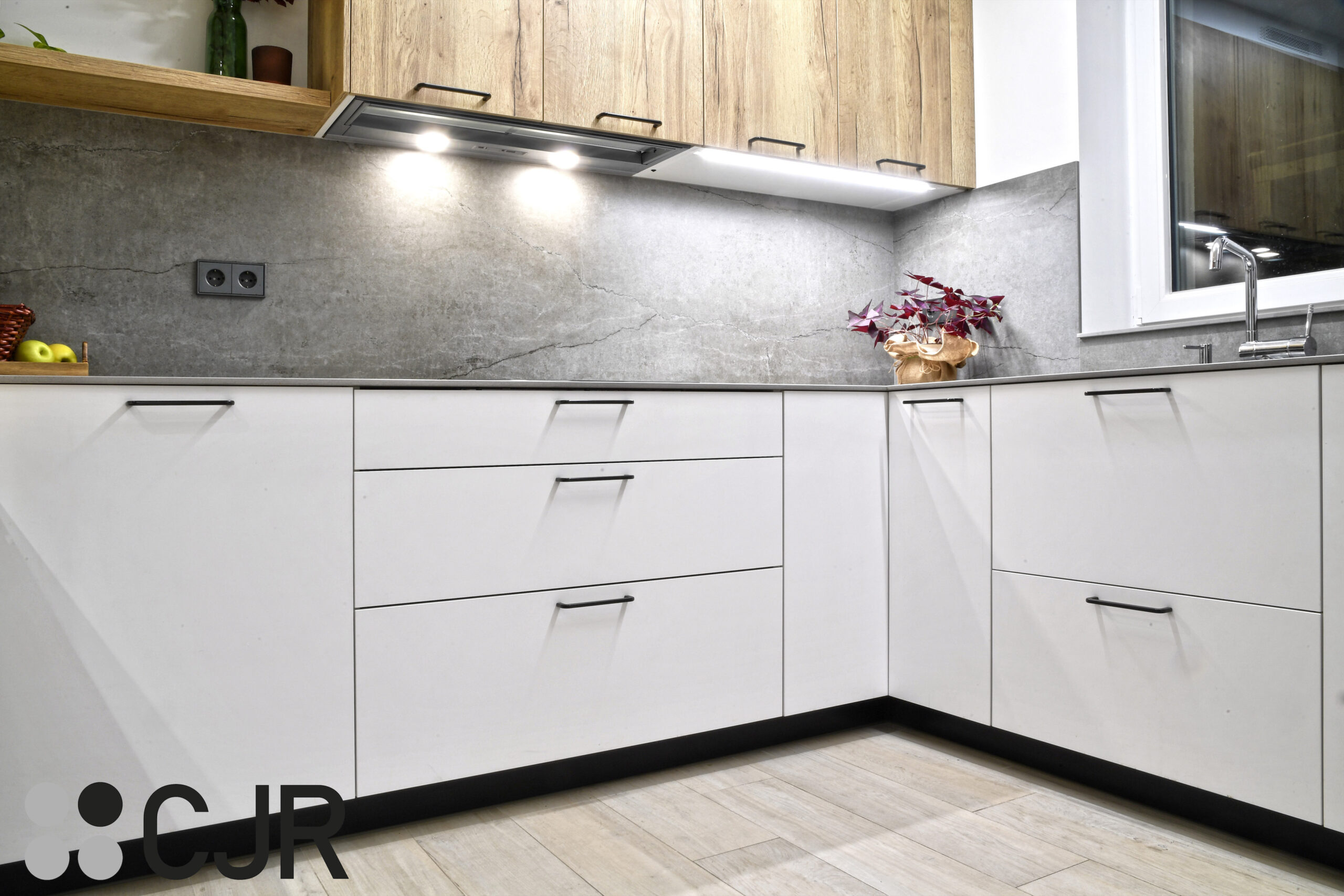 cocina madera y blanca en u con mesa pequeña cocinas cjr