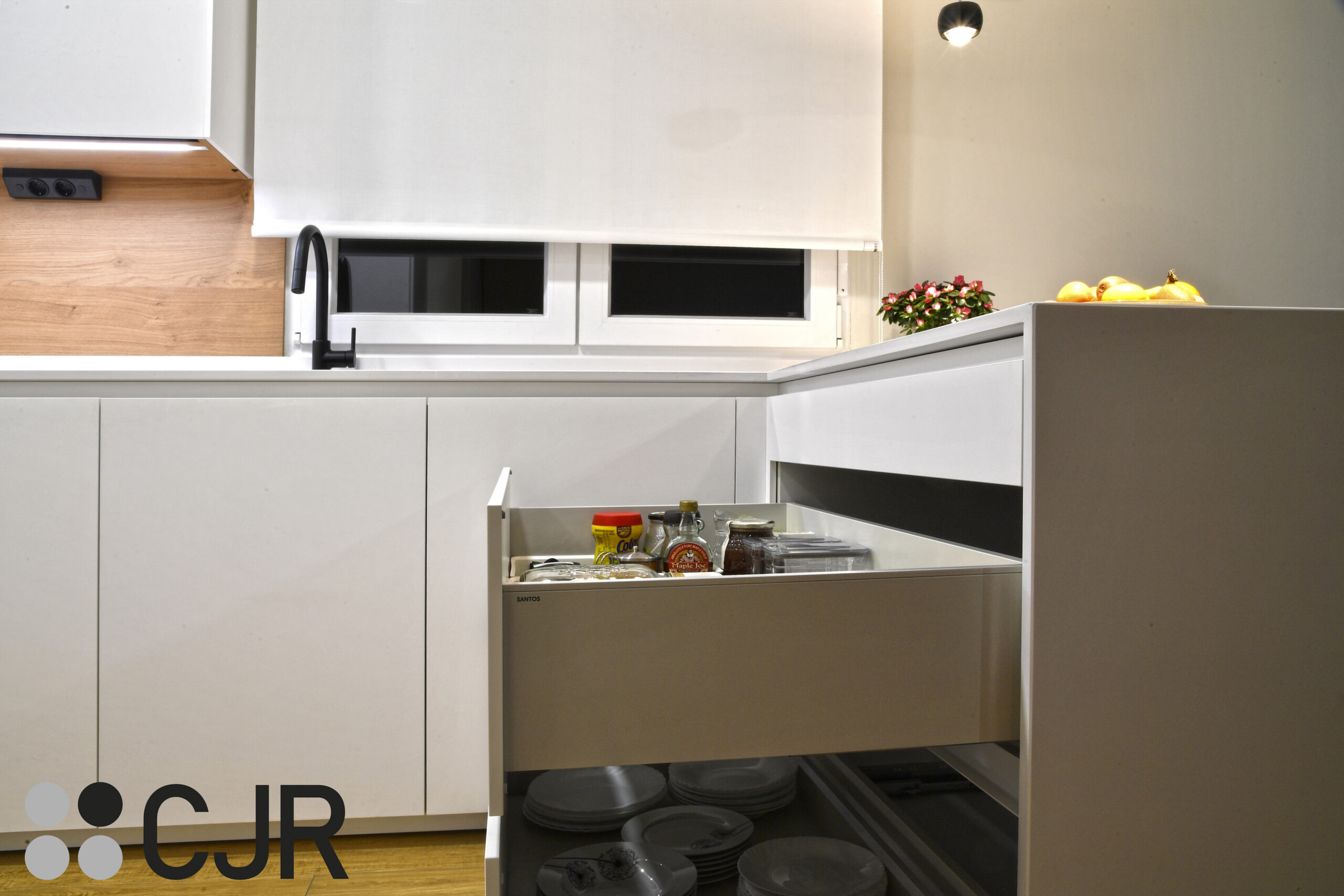 mueble bajo de cocina blanca y madera abierta con peninsula cocinas cjr