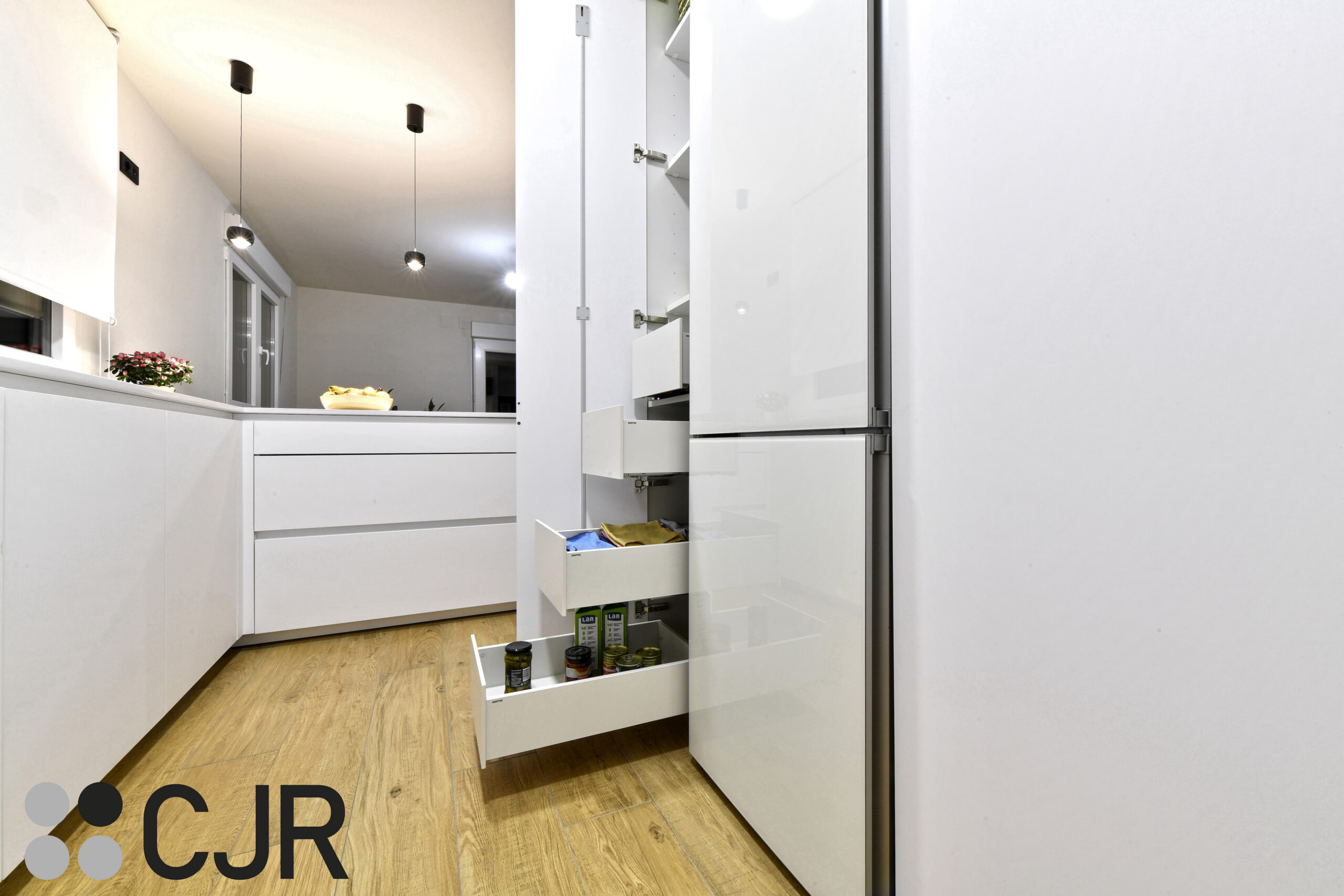 mueble con cajones interiores en cocina blanca y madera abierta con peninsula cocinas cjr