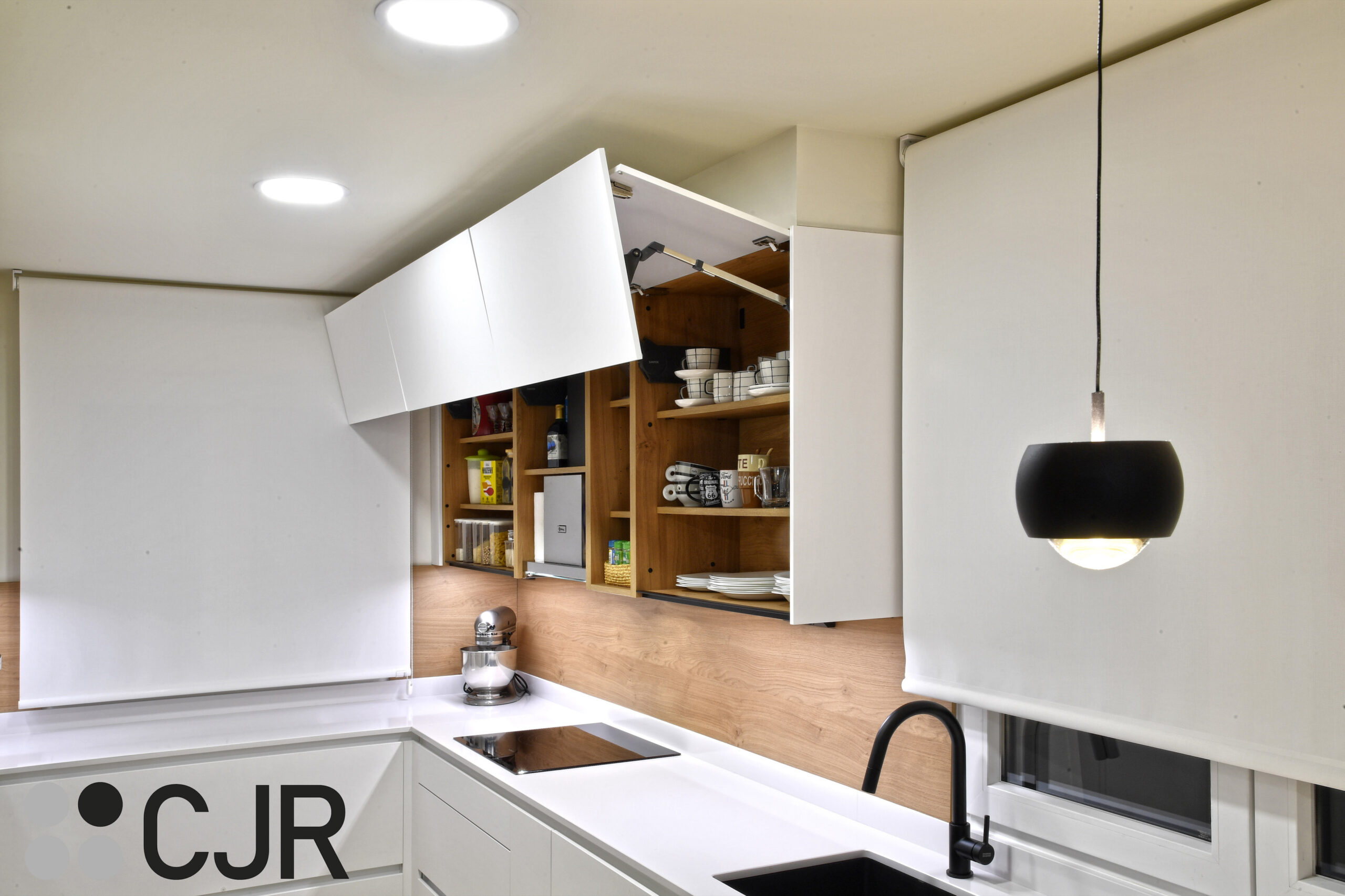 mueble plegable en cocina blanca y madera abierta con peninsula cocinas cjr