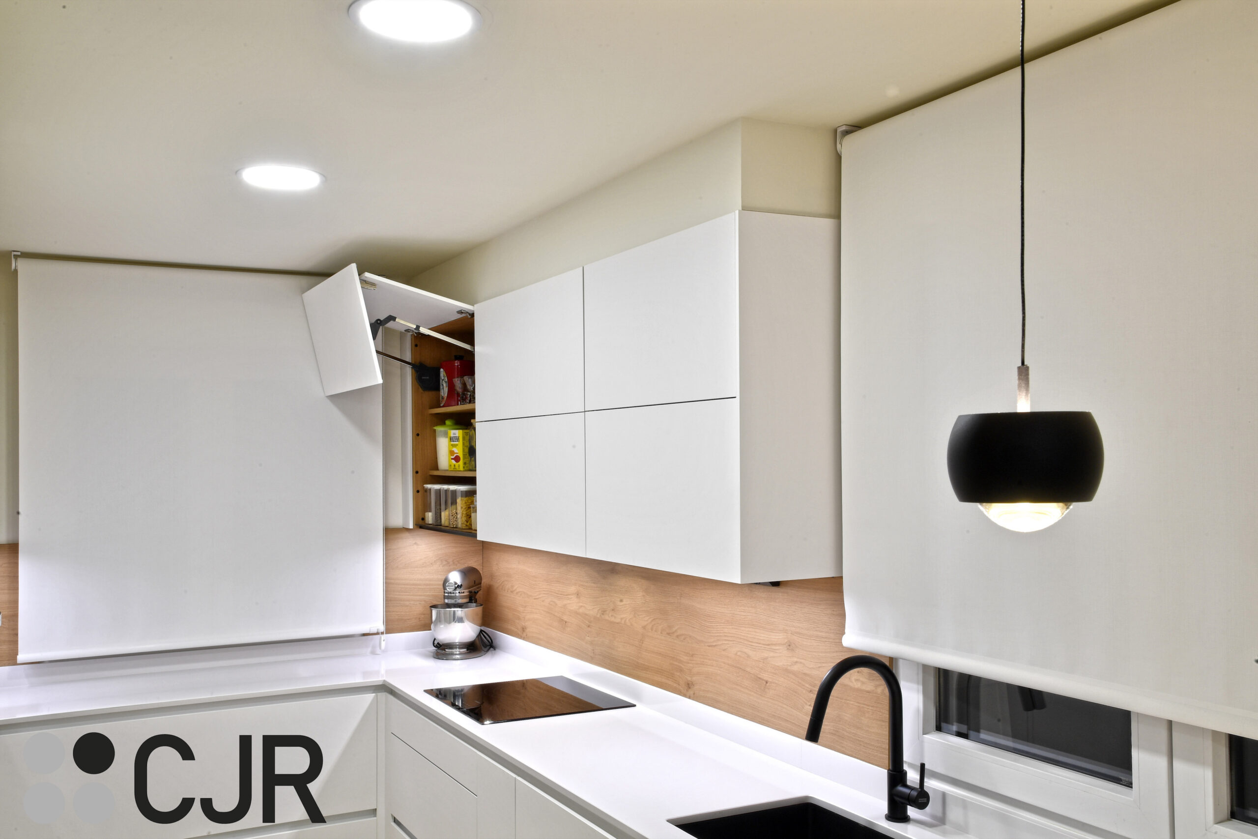 muebles plegables en una cocina blanca y madera abierta con peninsula cocinas cjr