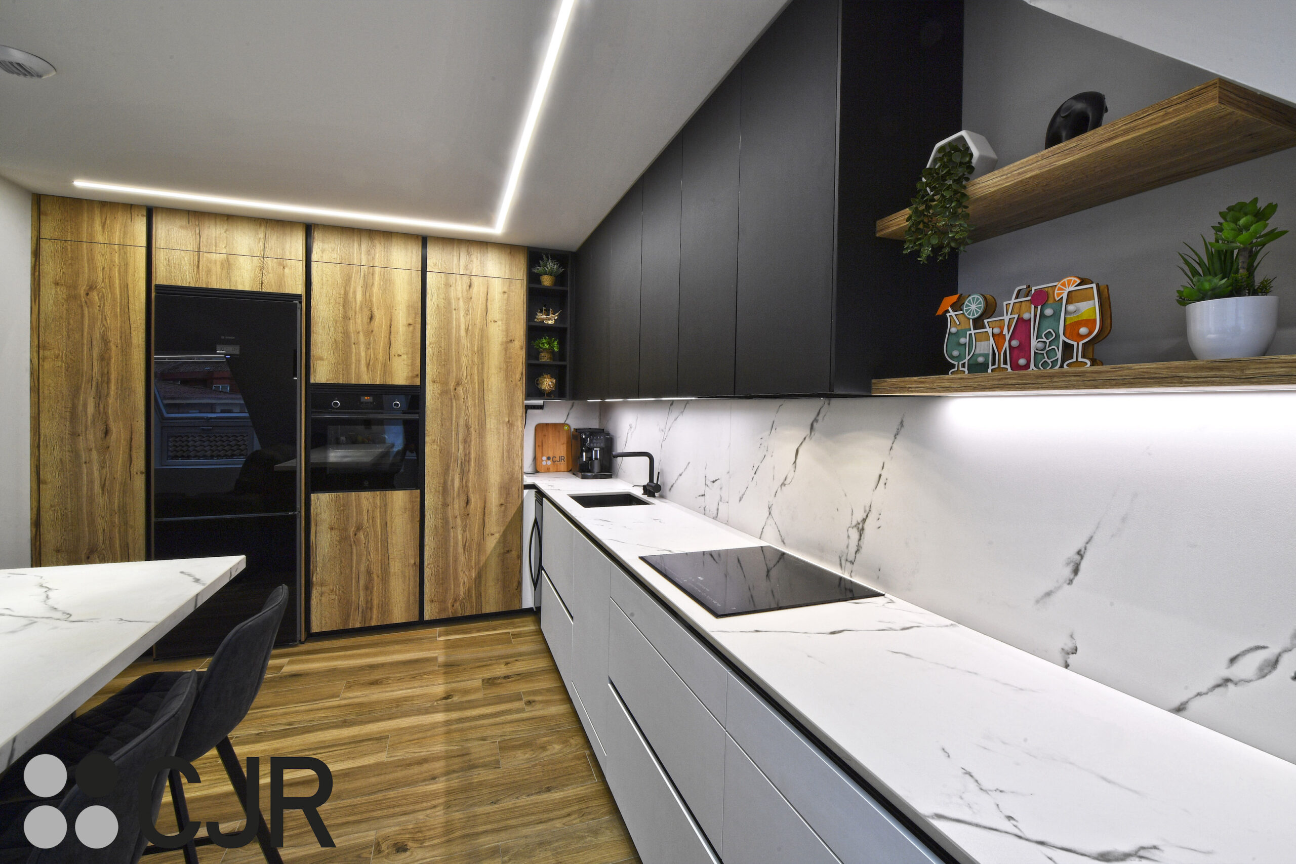 Cocina negra blanca madera con peninsula abierta Cocinas CJR