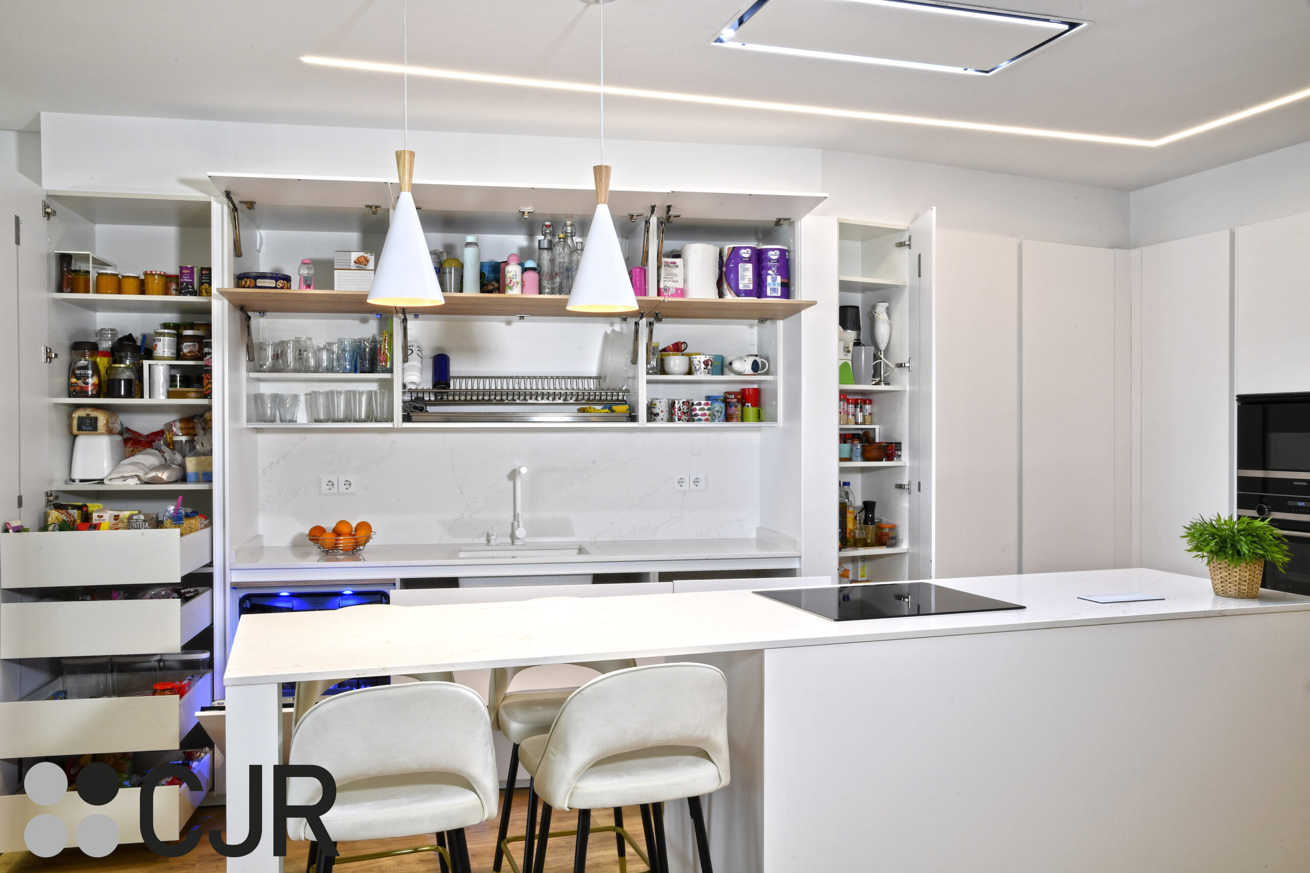 almacenamiento de cocina blanca y madera abierta al salon con isla Cocinas CJR