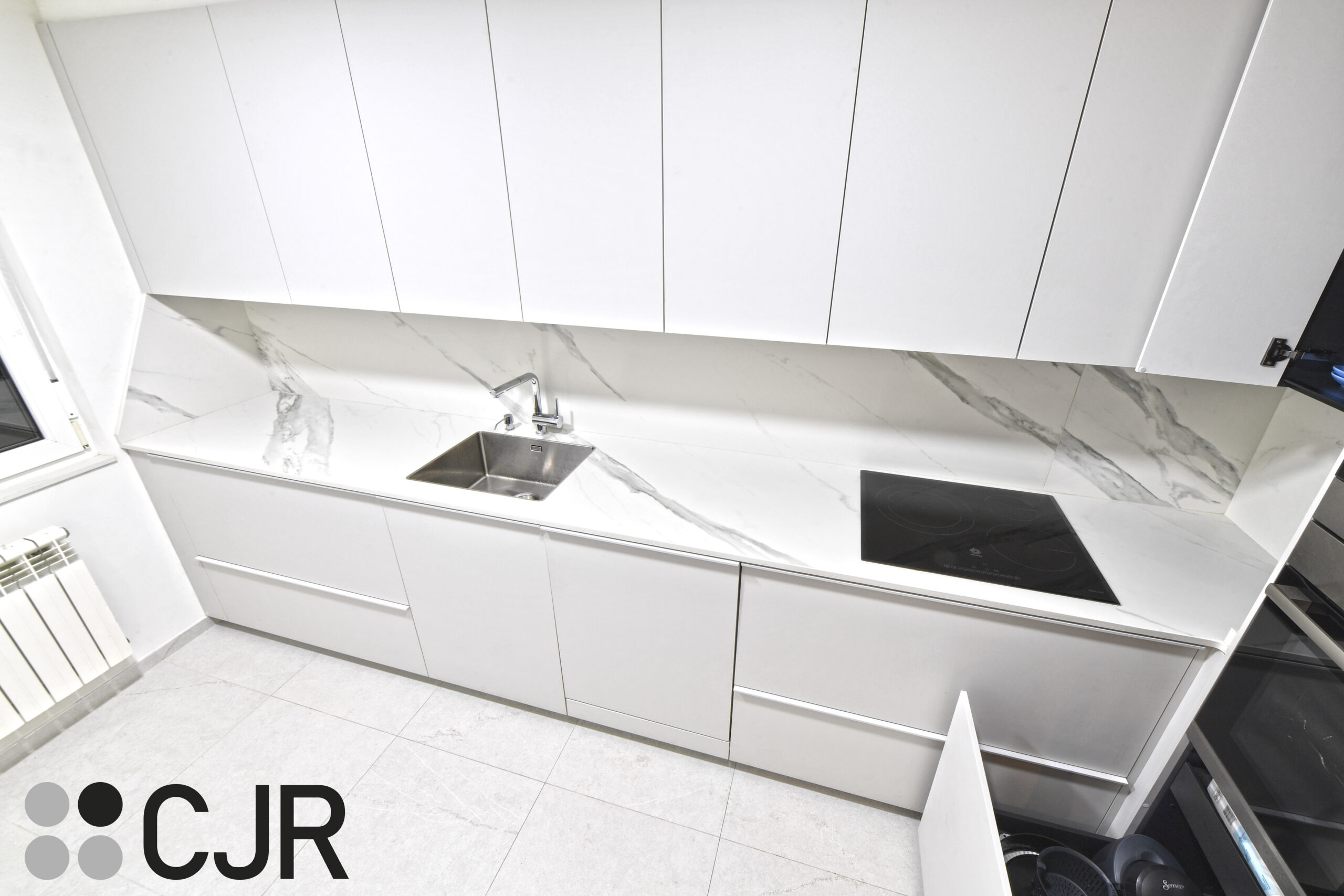 cajones interiores en Cocina PEQUEÑA en L Gris Moderna Cocinas CJR