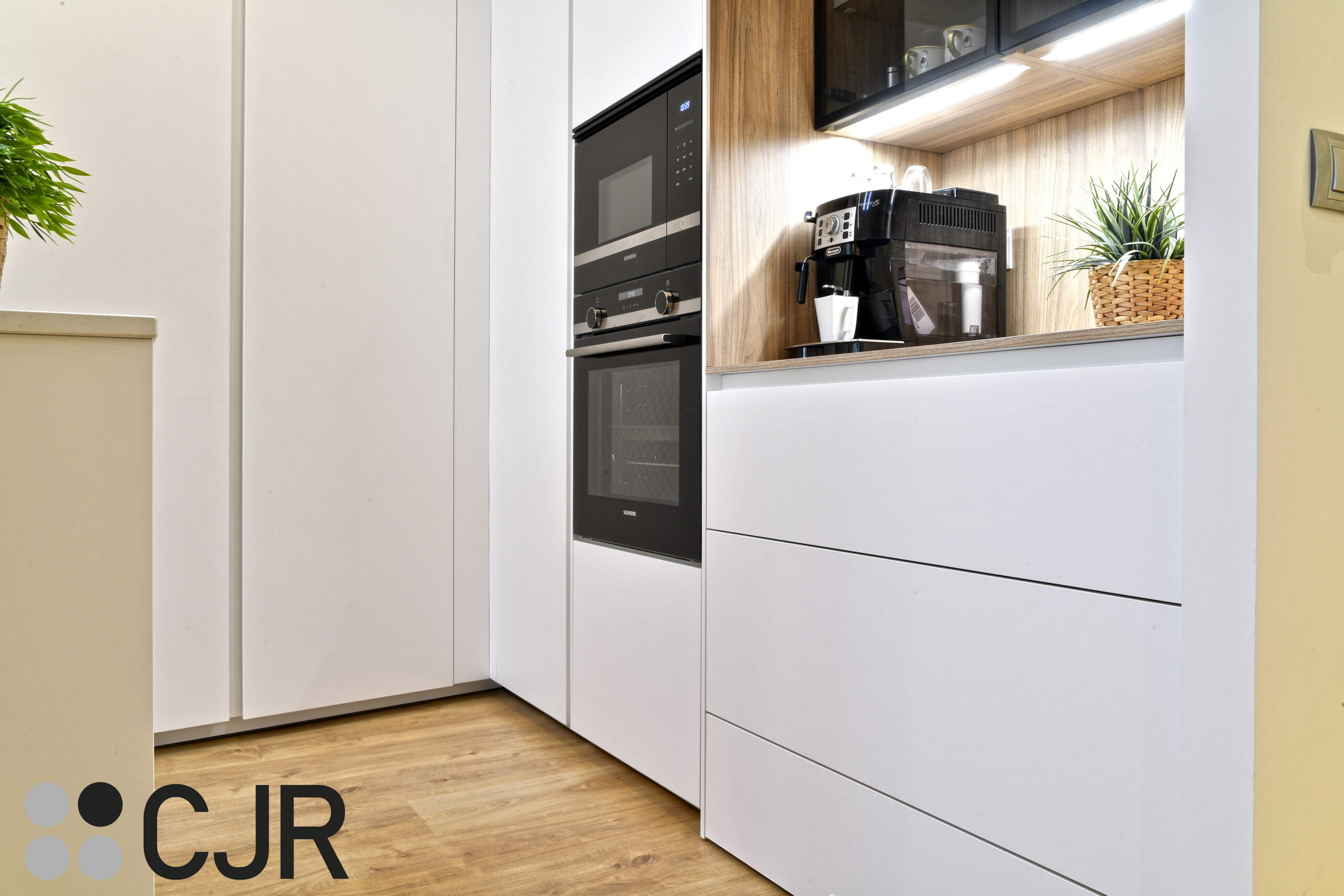 desayunador de cocina blanca y madera abierta al salon con isla Cocinas CJR