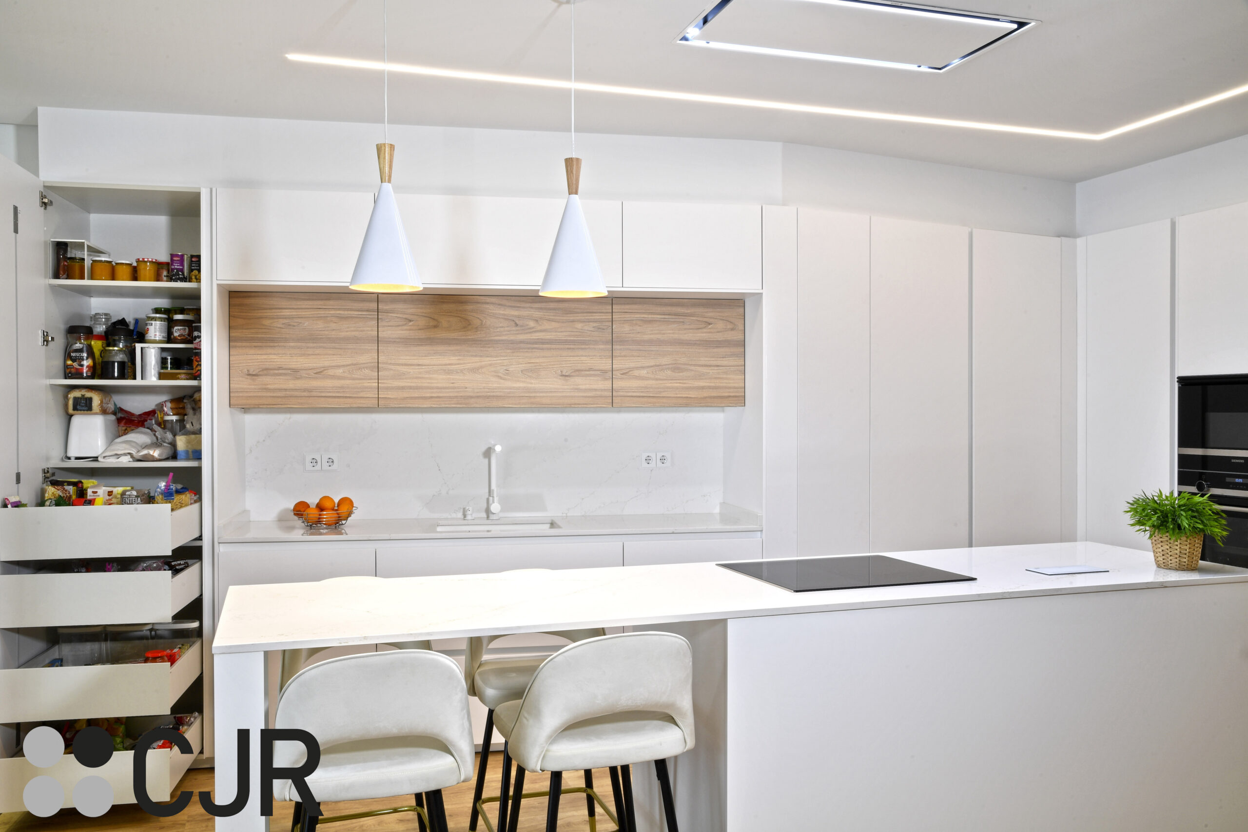 despensero con cajones interiores en cocina blanca y madera abierta al salon con isla Cocinas CJR