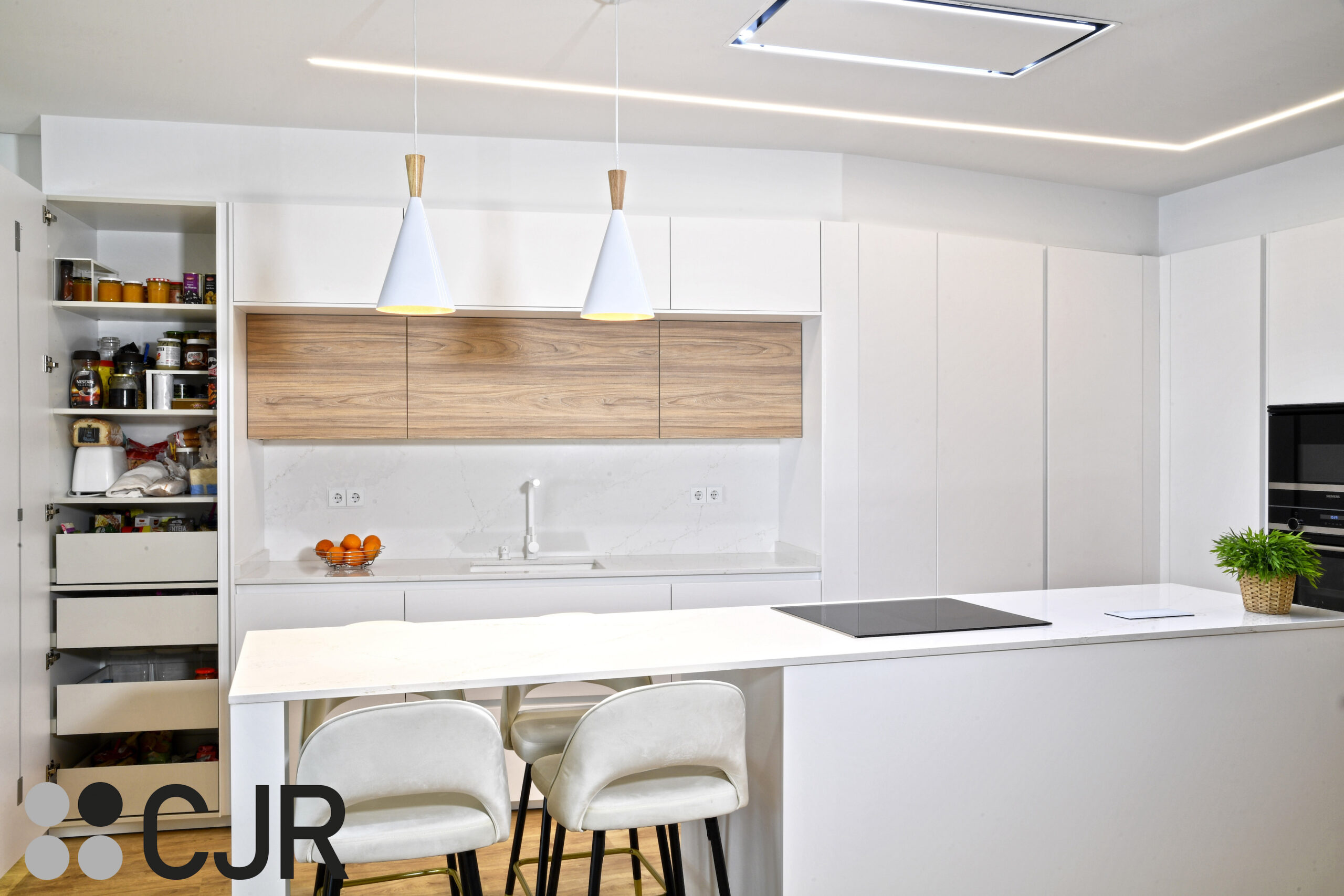 despensero de cocina blanca y madera abierta al salon con isla Cocinas CJR