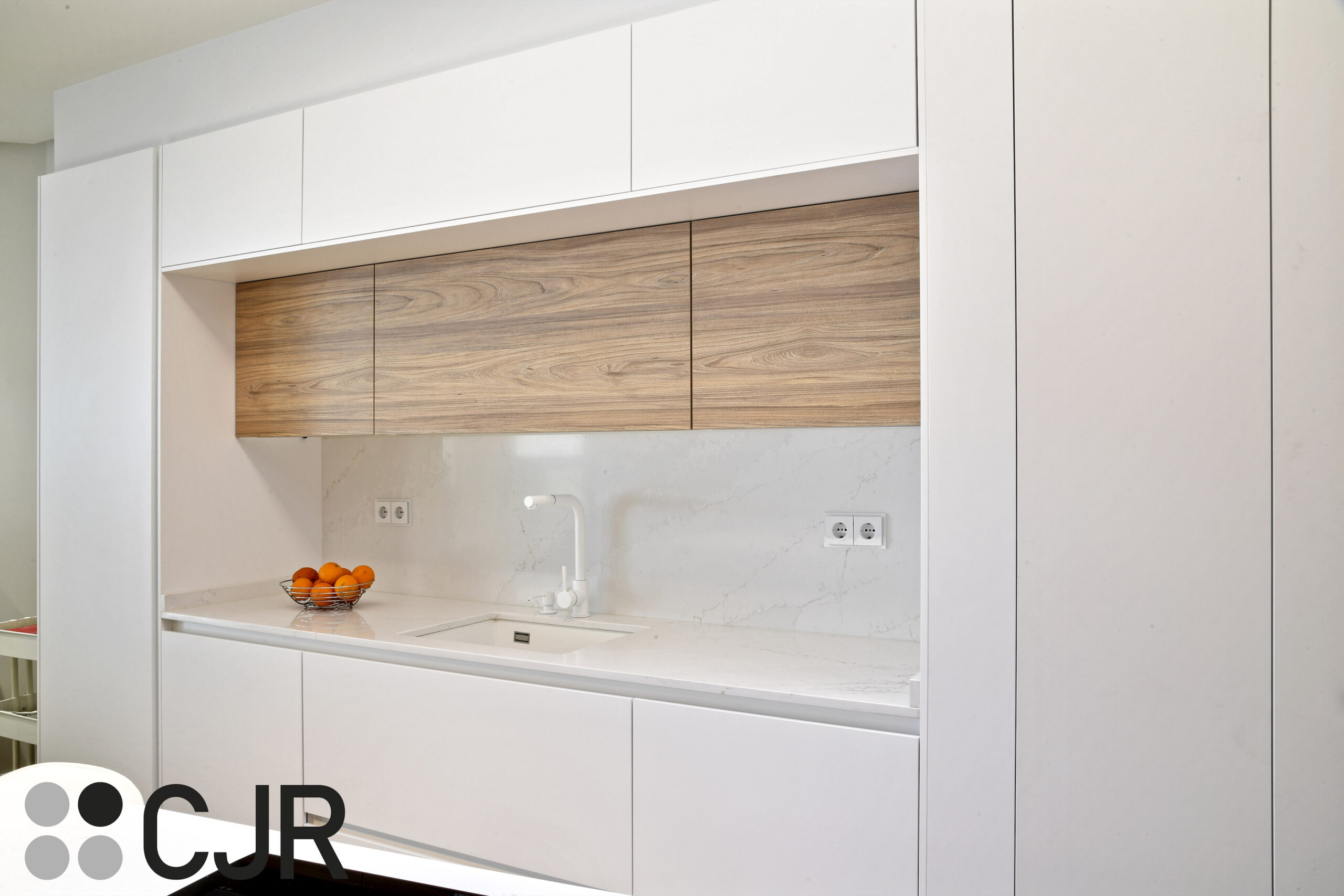 diseño de cocina puente en cocina blanca y madera abierta al salon con isla Cocinas CJR