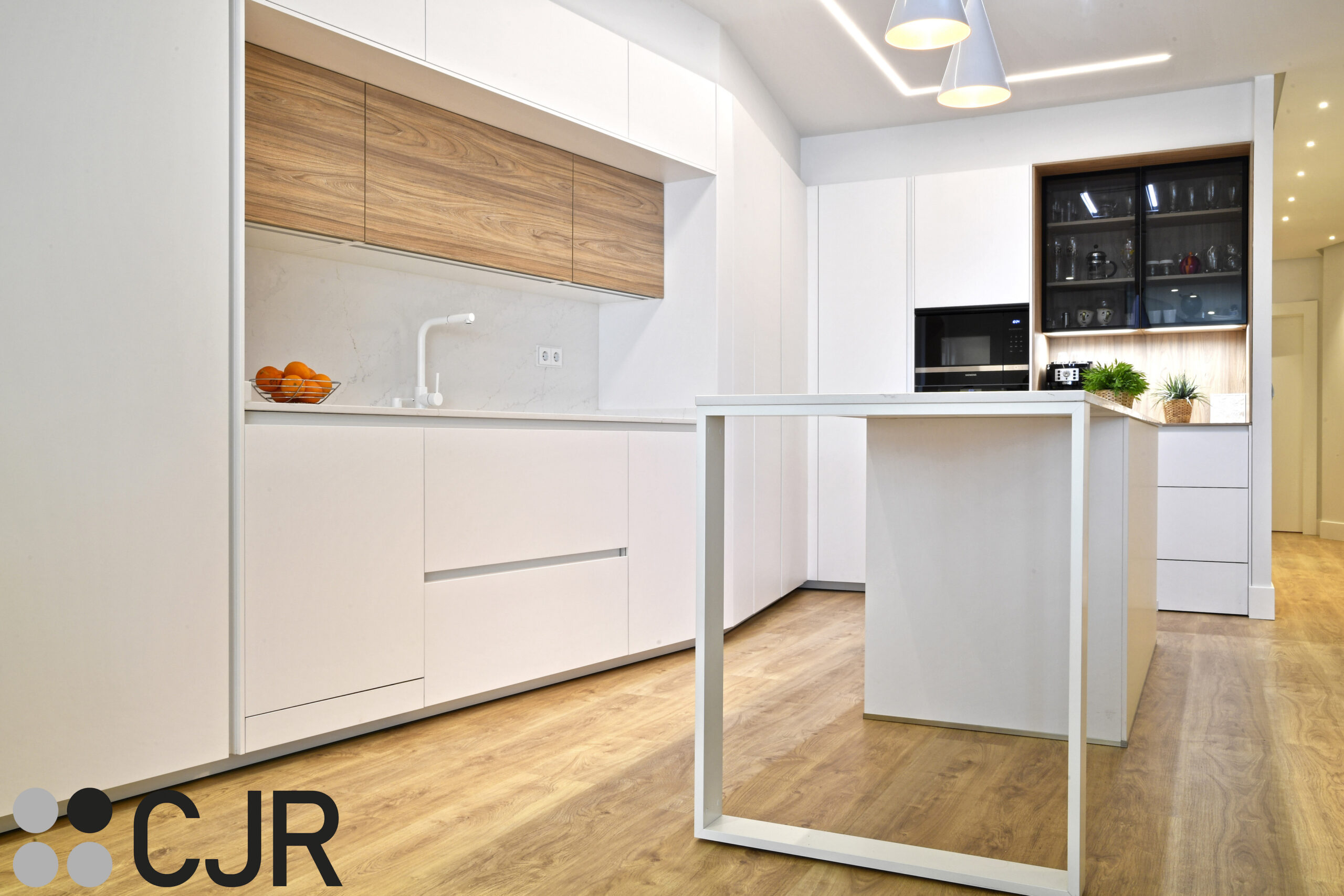 estructura mesa de cocina blanca y madera abierta al salon con isla Cocinas CJR