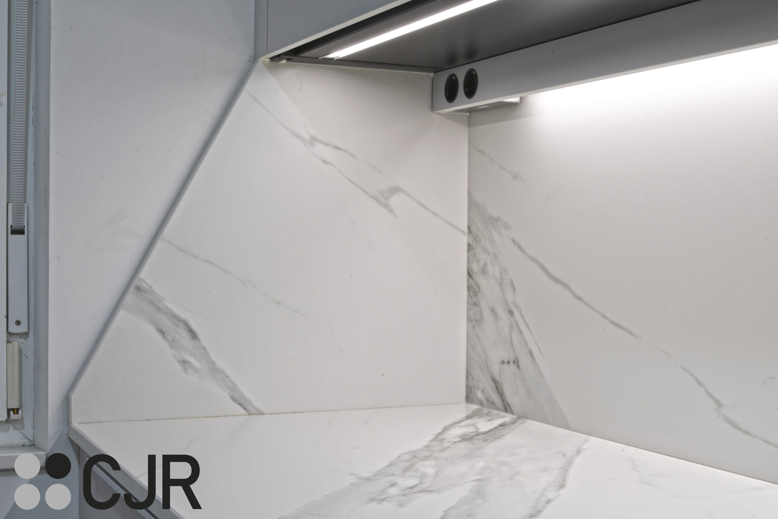 frente de cocina en dekton opera Cocina PEQUEÑA en L Gris Moderna Cocinas CJR