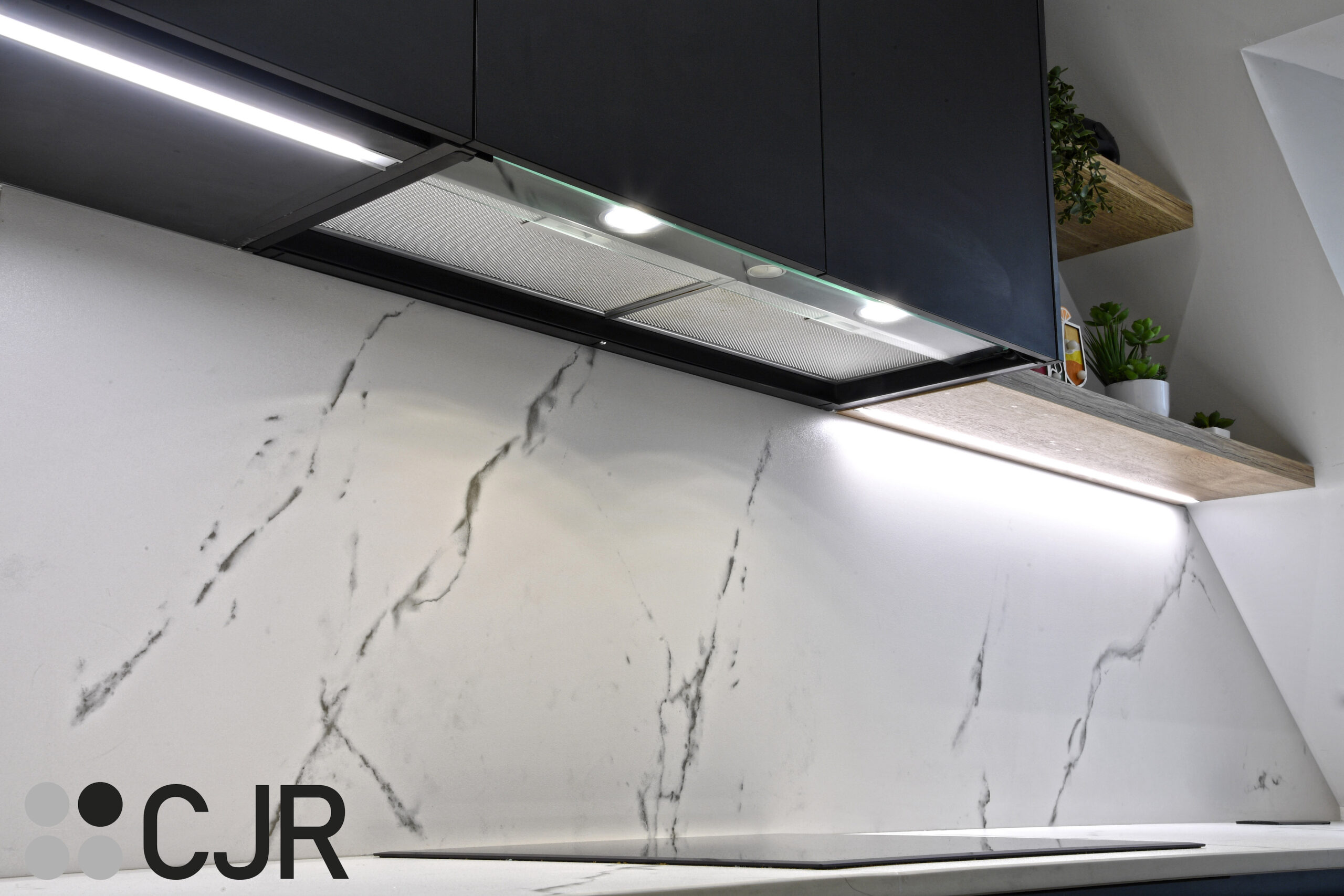 iluminacion Cocina blanca madera y negra con peninsula abierta Cocinas CJR