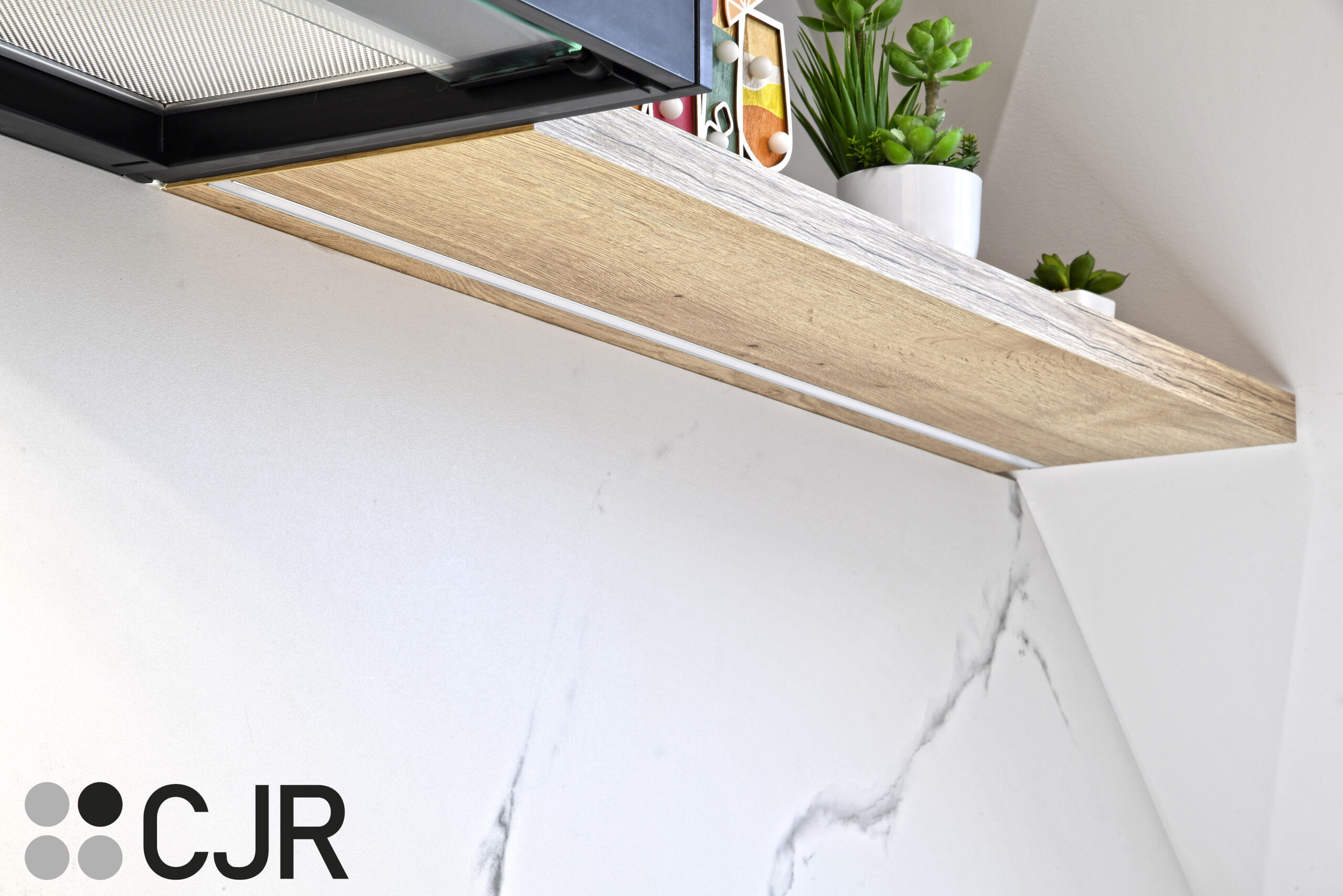 iluminacion de muebles de Cocina blanca madera y negra con peninsula abierta Cocinas CJR