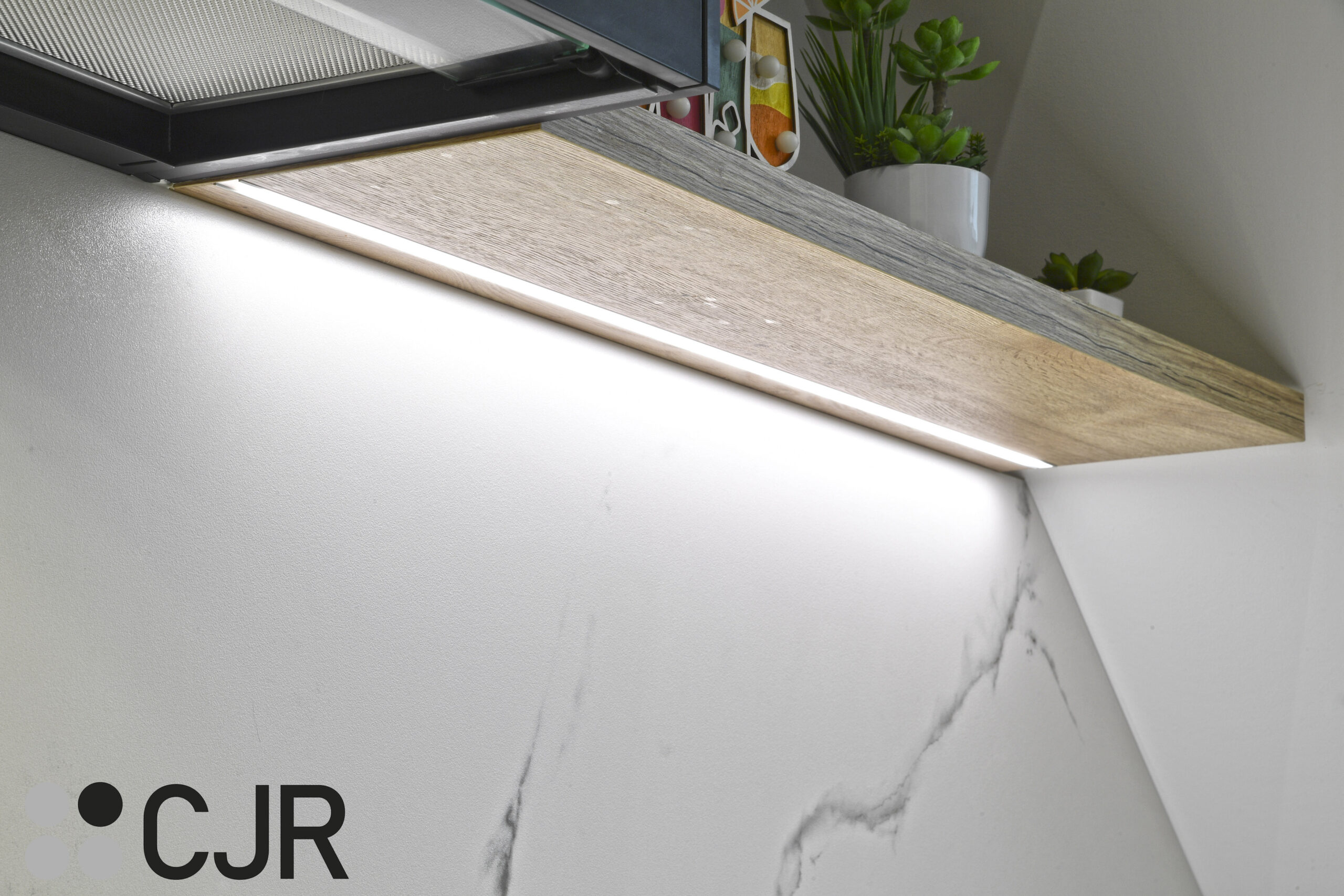 iluminacion muebles bajos de Cocina blanca madera y negra con peninsula abierta Cocinas CJR