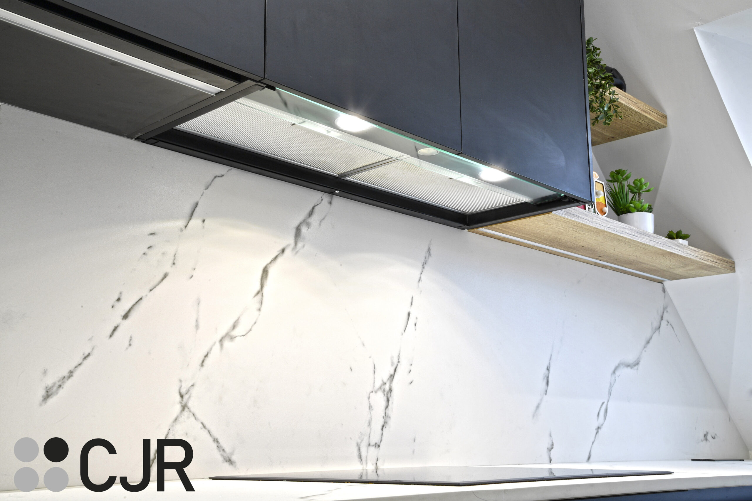 iluminar Cocina blanca madera y negra con peninsula abierta Cocinas CJR