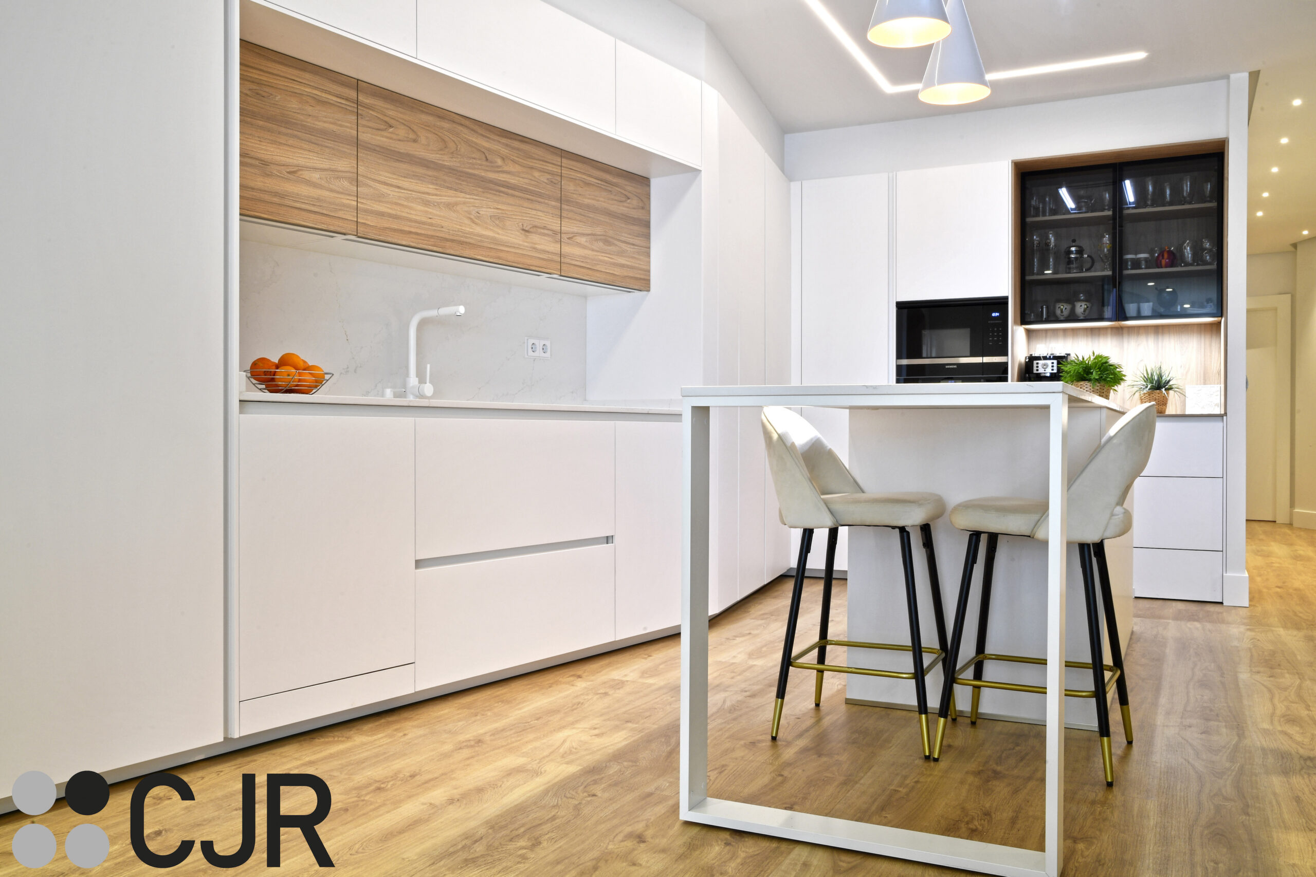 isla con mesa de cocina blanca y madera abierta al salon con isla Cocinas CJR