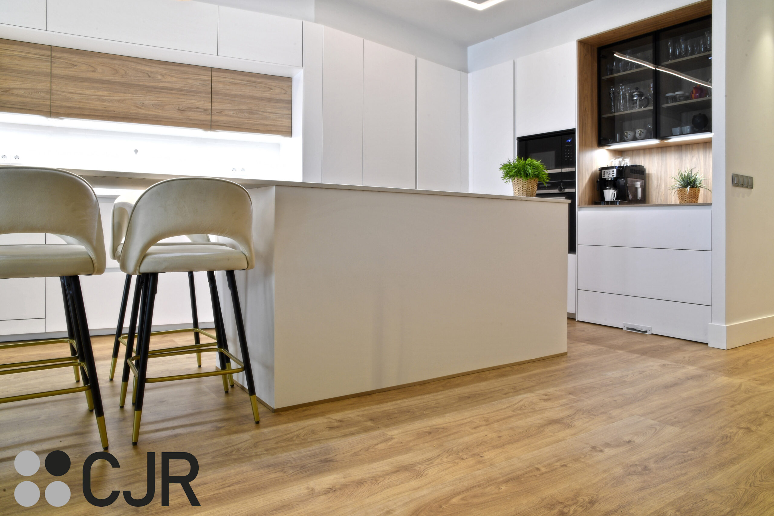 isla de cocina blanca y madera abierta al salon con isla Cocinas CJR