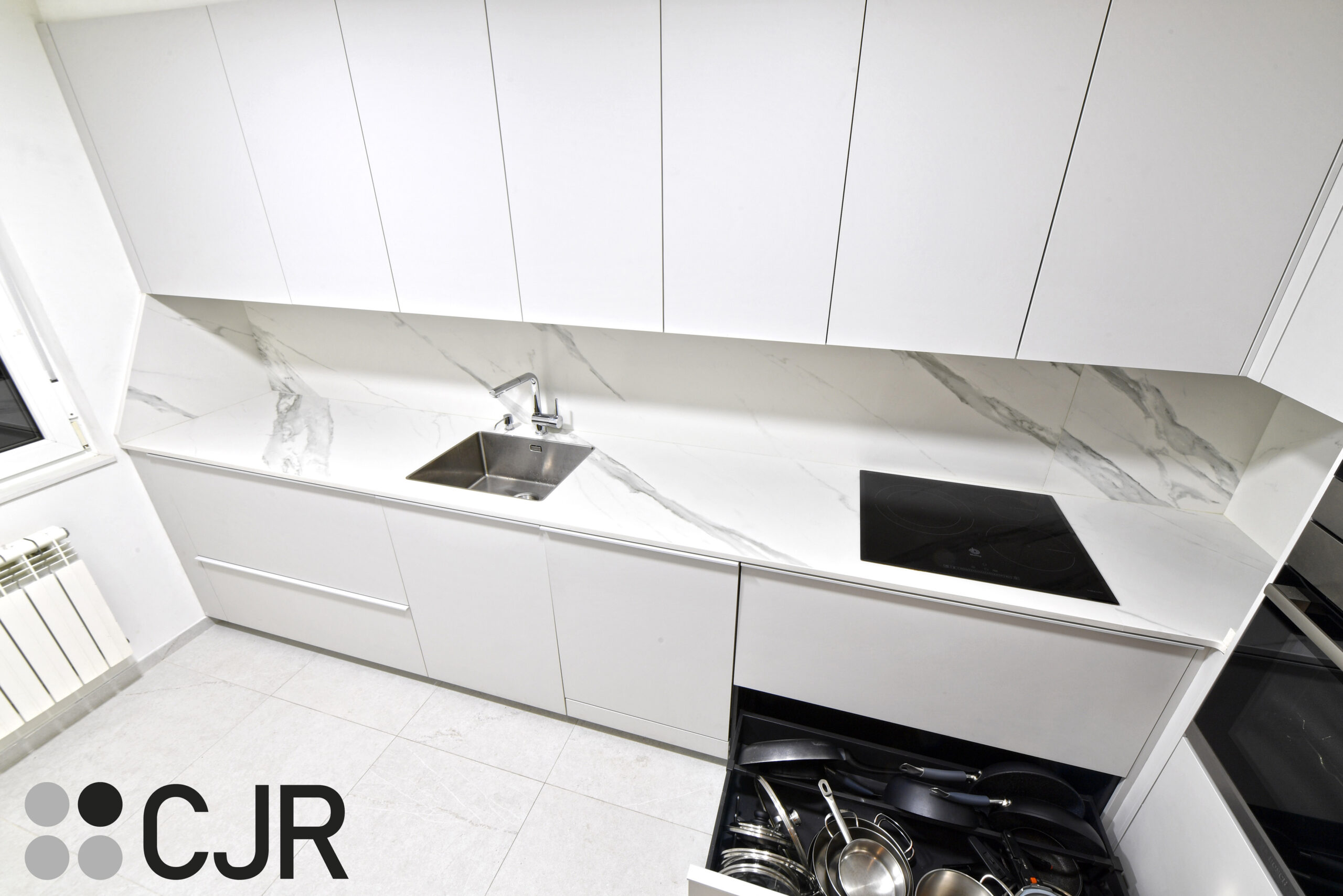 mueble bajo en negro en Cocina PEQUEÑA en L Gris Moderna Cocinas CJR