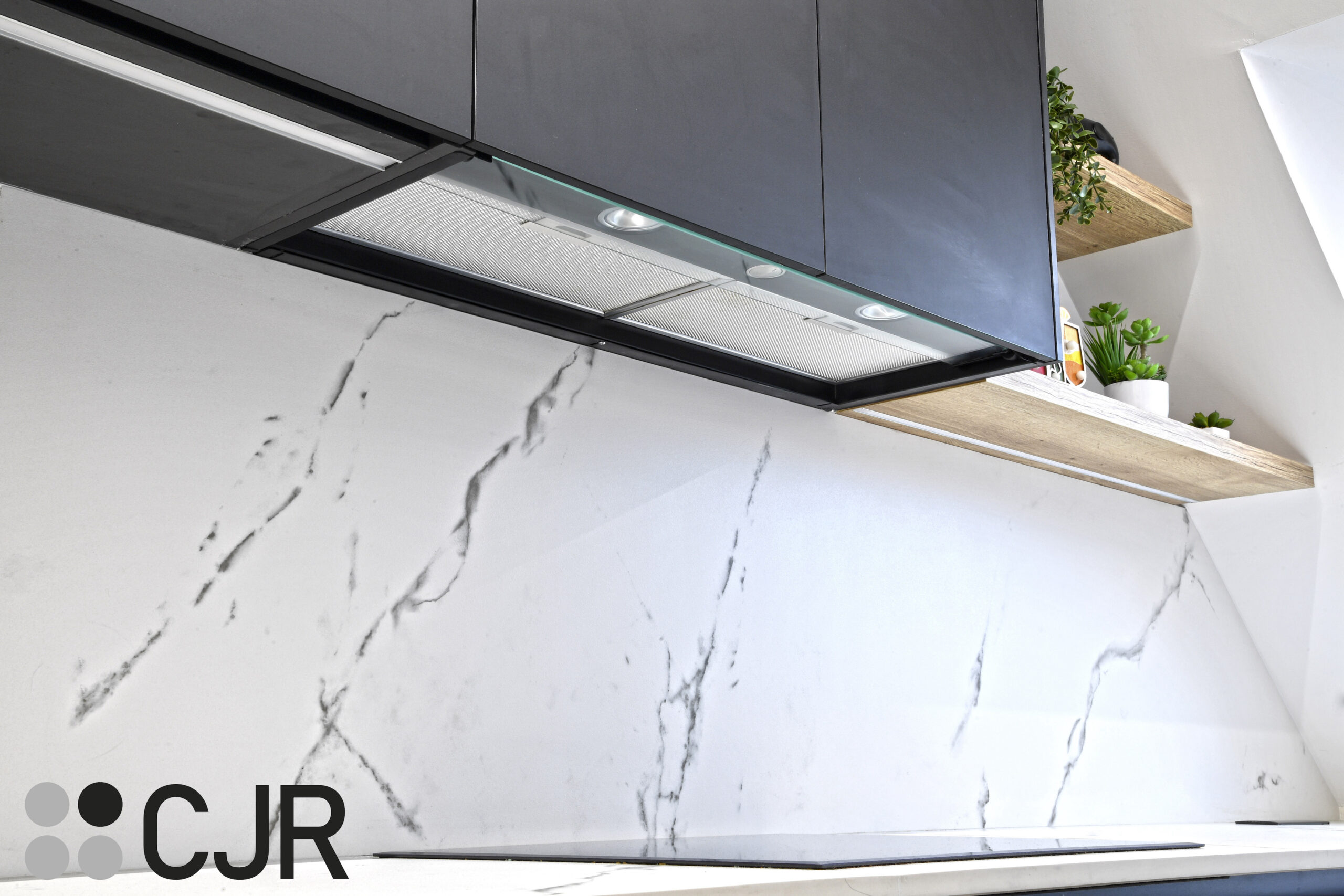 muebles altos de Cocina blanca madera y negra con peninsula abierta Cocinas CJR