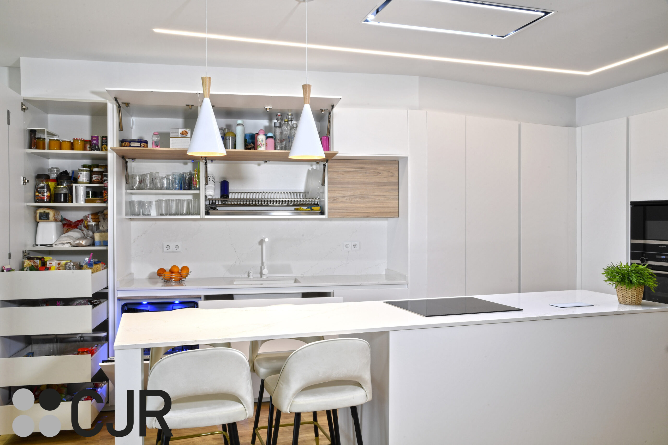muebles altos de cocina blanca y madera abierta al salon con isla Cocinas CJR